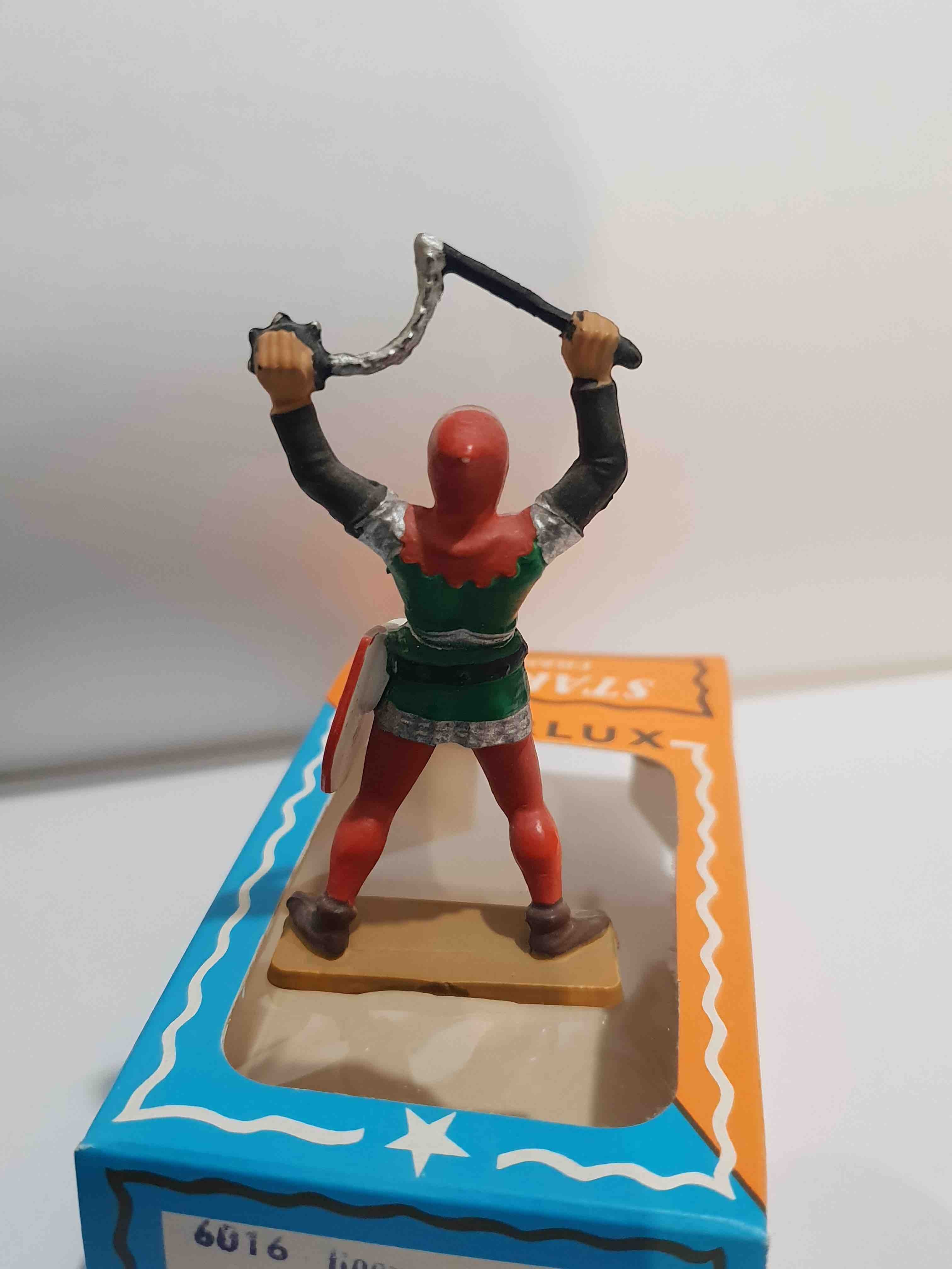 SOLDAT MOYEN ÂGE HOMME D'ARMES AVEC FLÉAU PIEDS BLANC STARLUX RÉF 6016