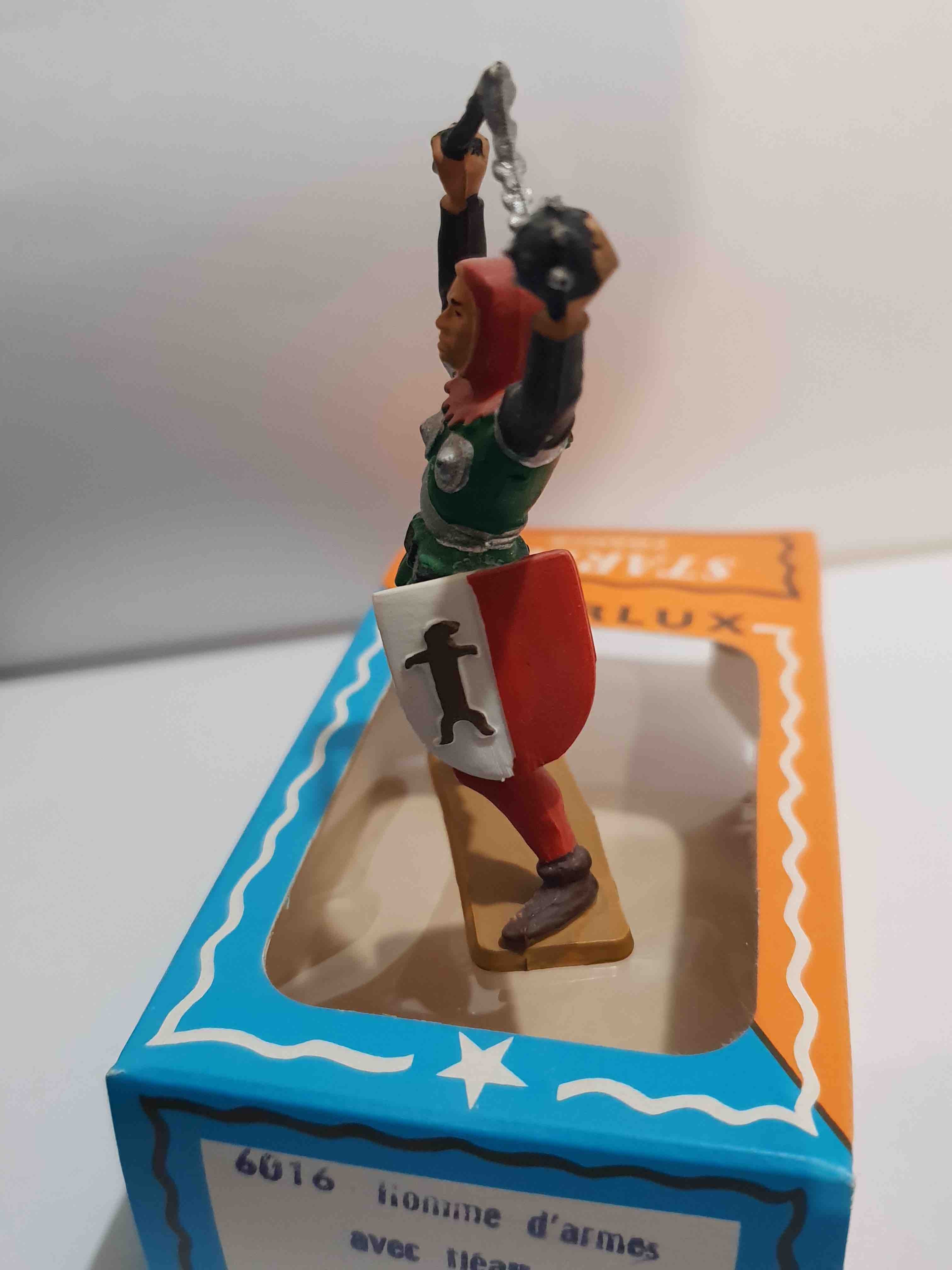 SOLDAT MOYEN ÂGE HOMME D'ARMES AVEC FLÉAU PIEDS BLANC STARLUX RÉF 6016