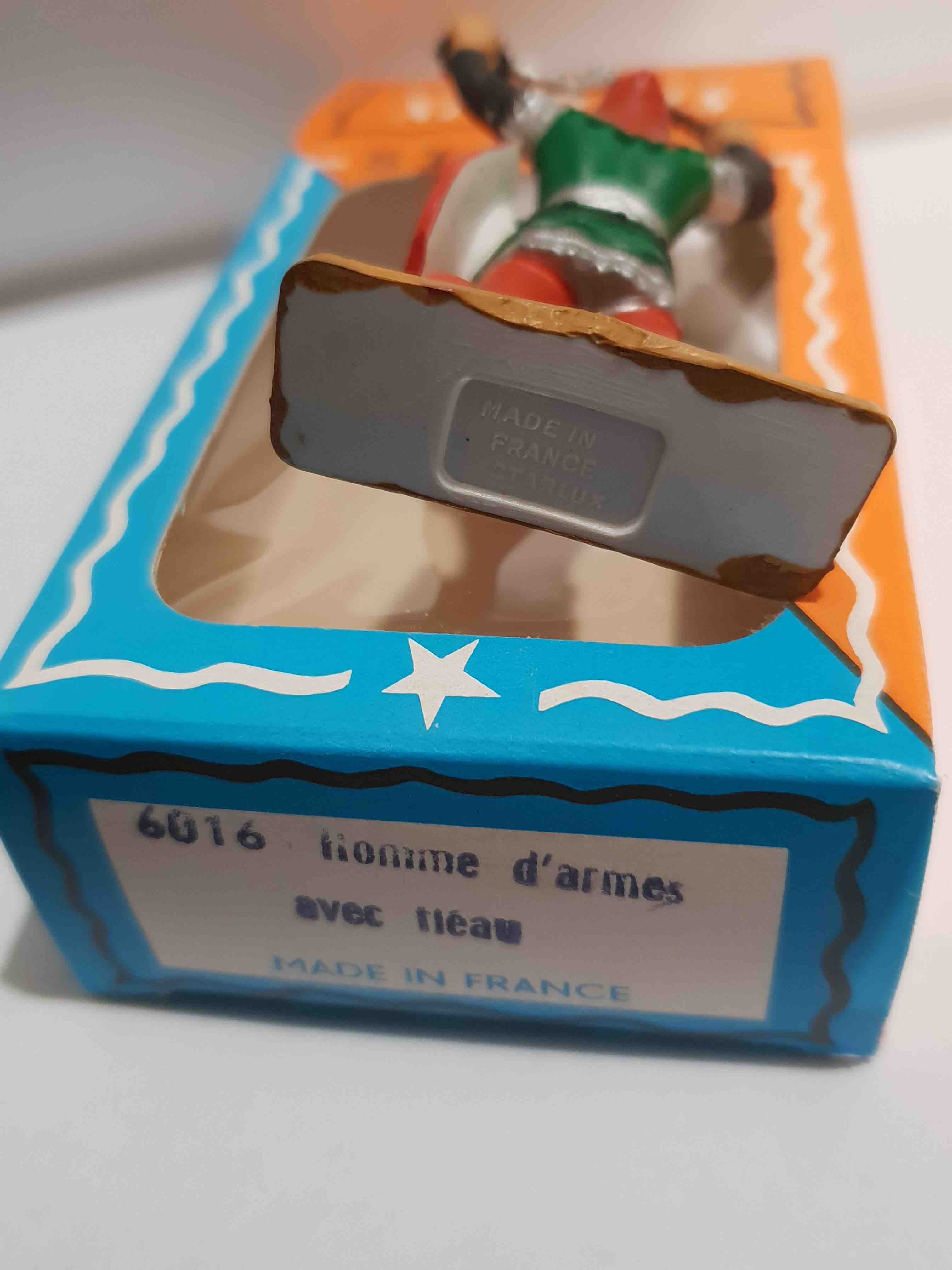 SOLDAT MOYEN ÂGE HOMME D'ARMES AVEC FLÉAU PIEDS BLANC STARLUX RÉF 6016