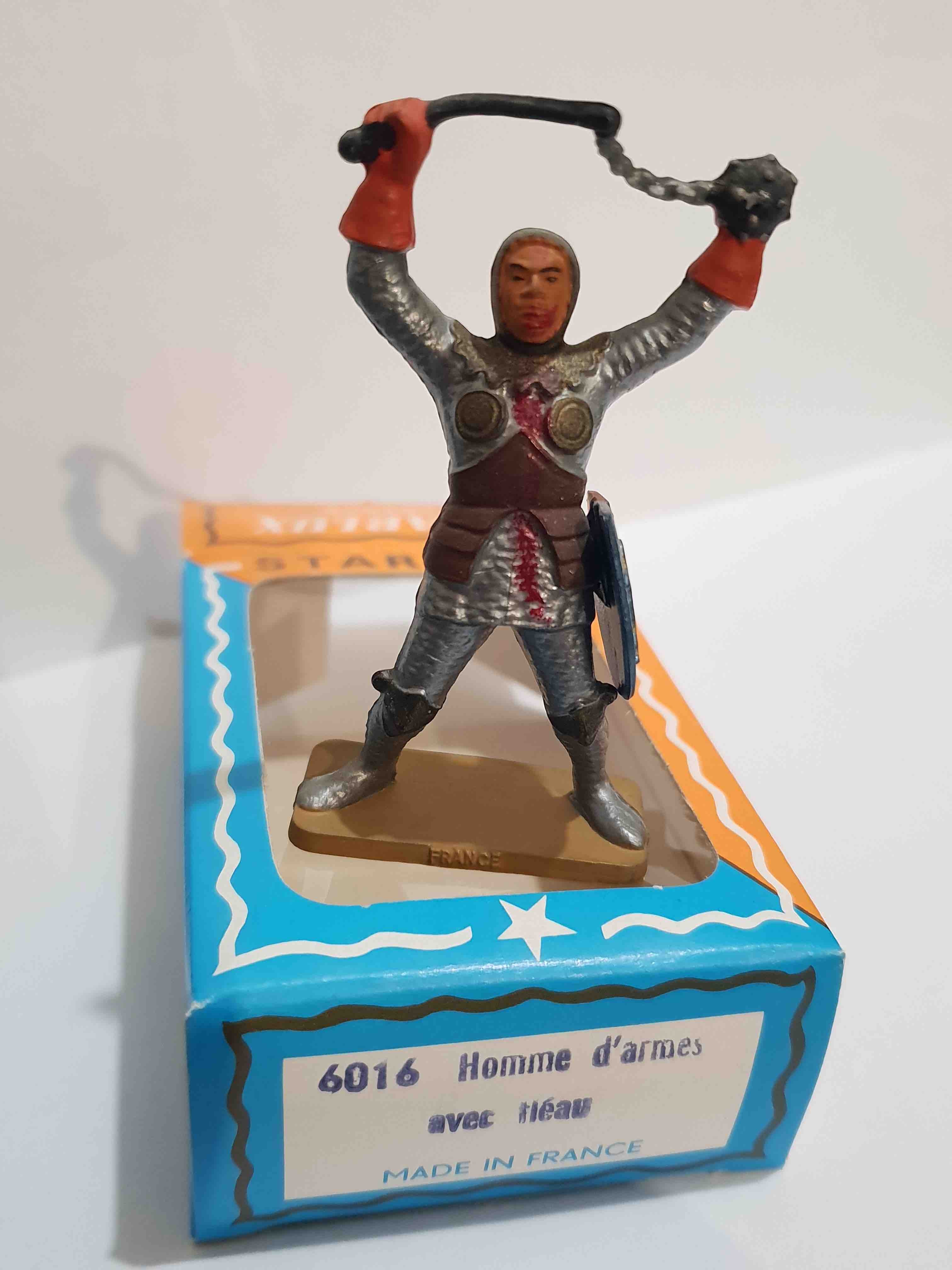 SOLDAT MOYEN ÂGE HOMME D'ARMES AVEC FLÉAU PIEDS GRIS STARLUX RÉF 6016