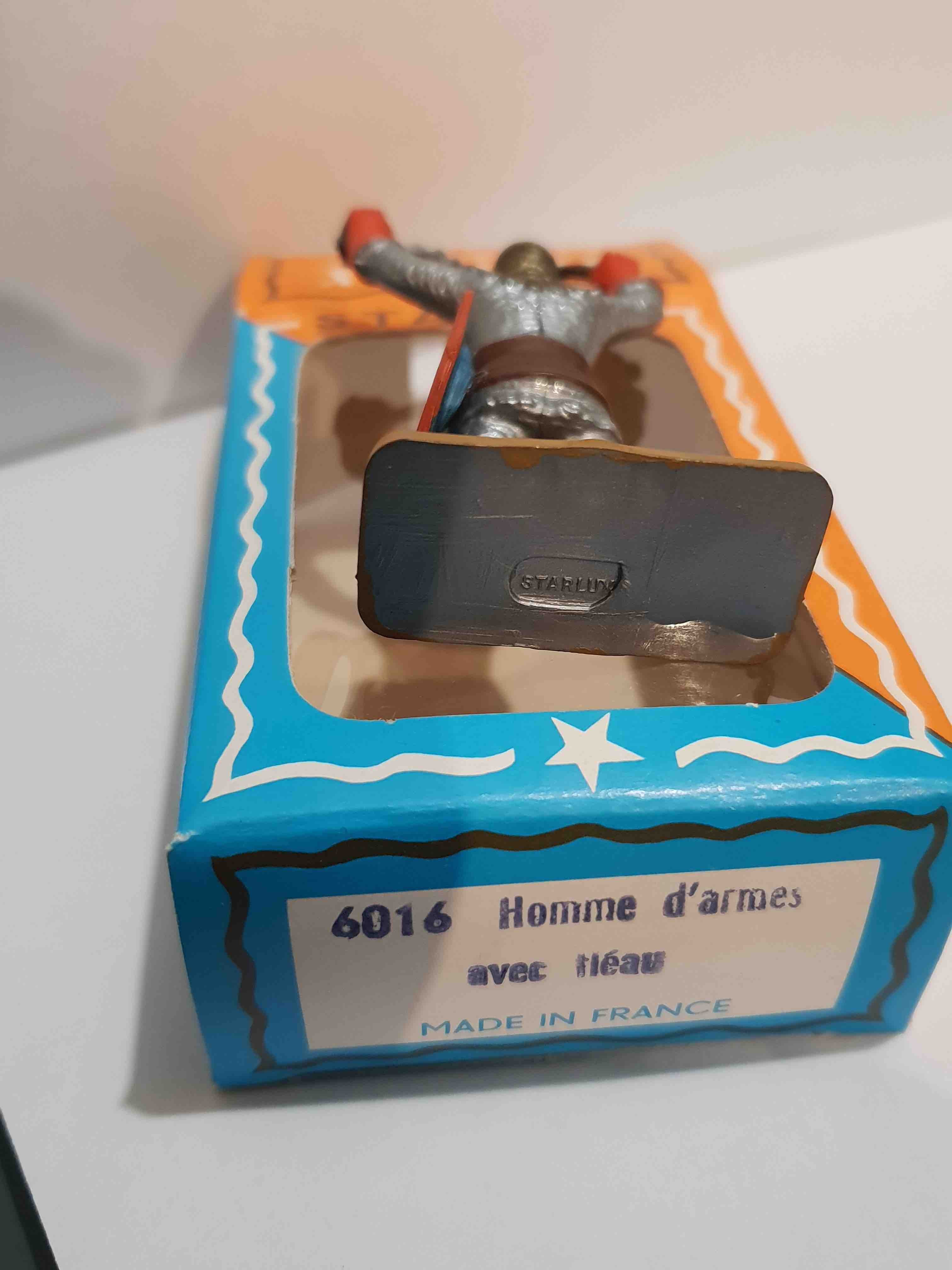 SOLDAT MOYEN ÂGE HOMME D'ARMES AVEC FLÉAU PIEDS GRIS STARLUX RÉF 6016