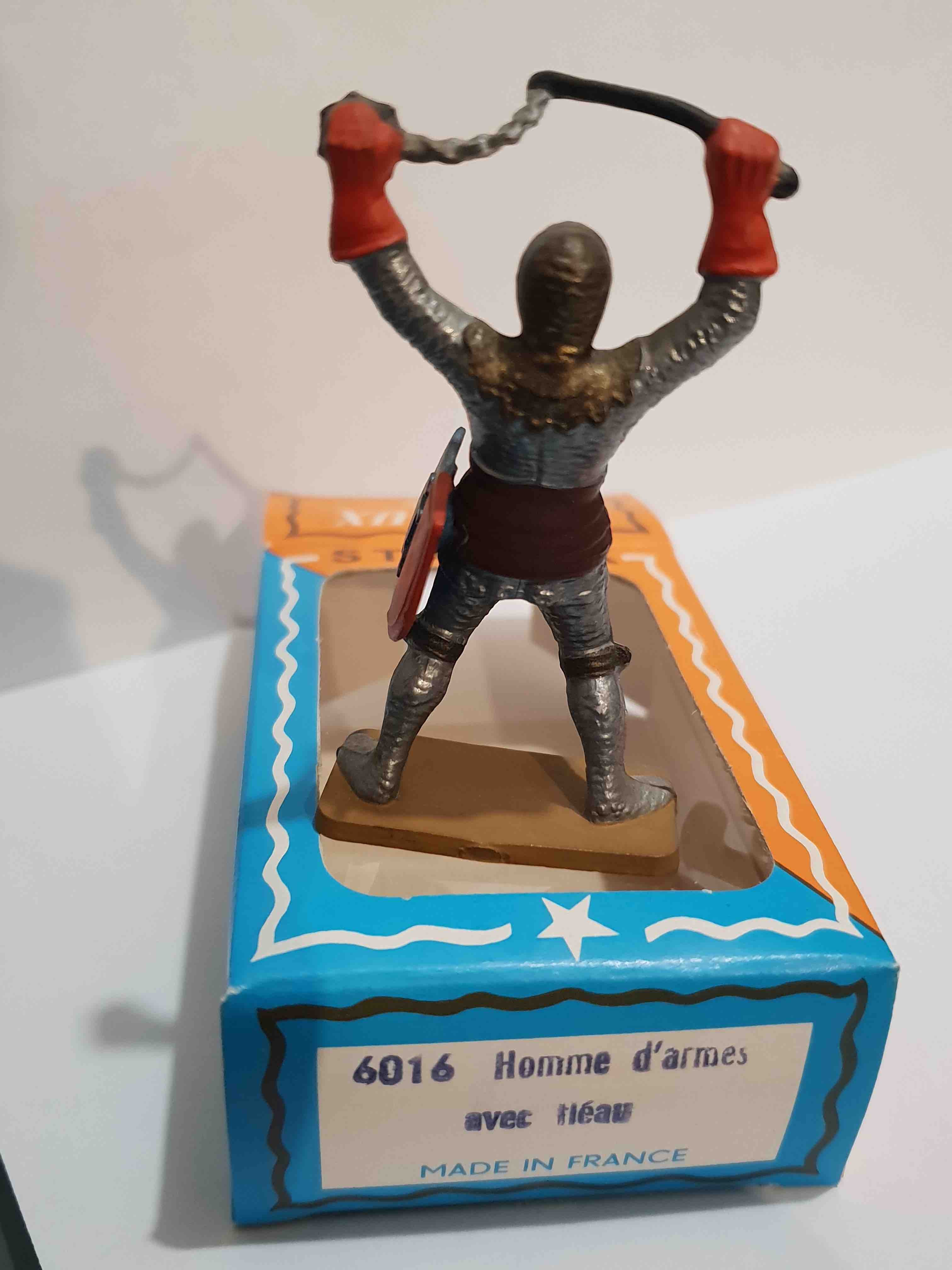 SOLDAT MOYEN ÂGE HOMME D'ARMES AVEC FLÉAU PIEDS GRIS STARLUX RÉF 6016