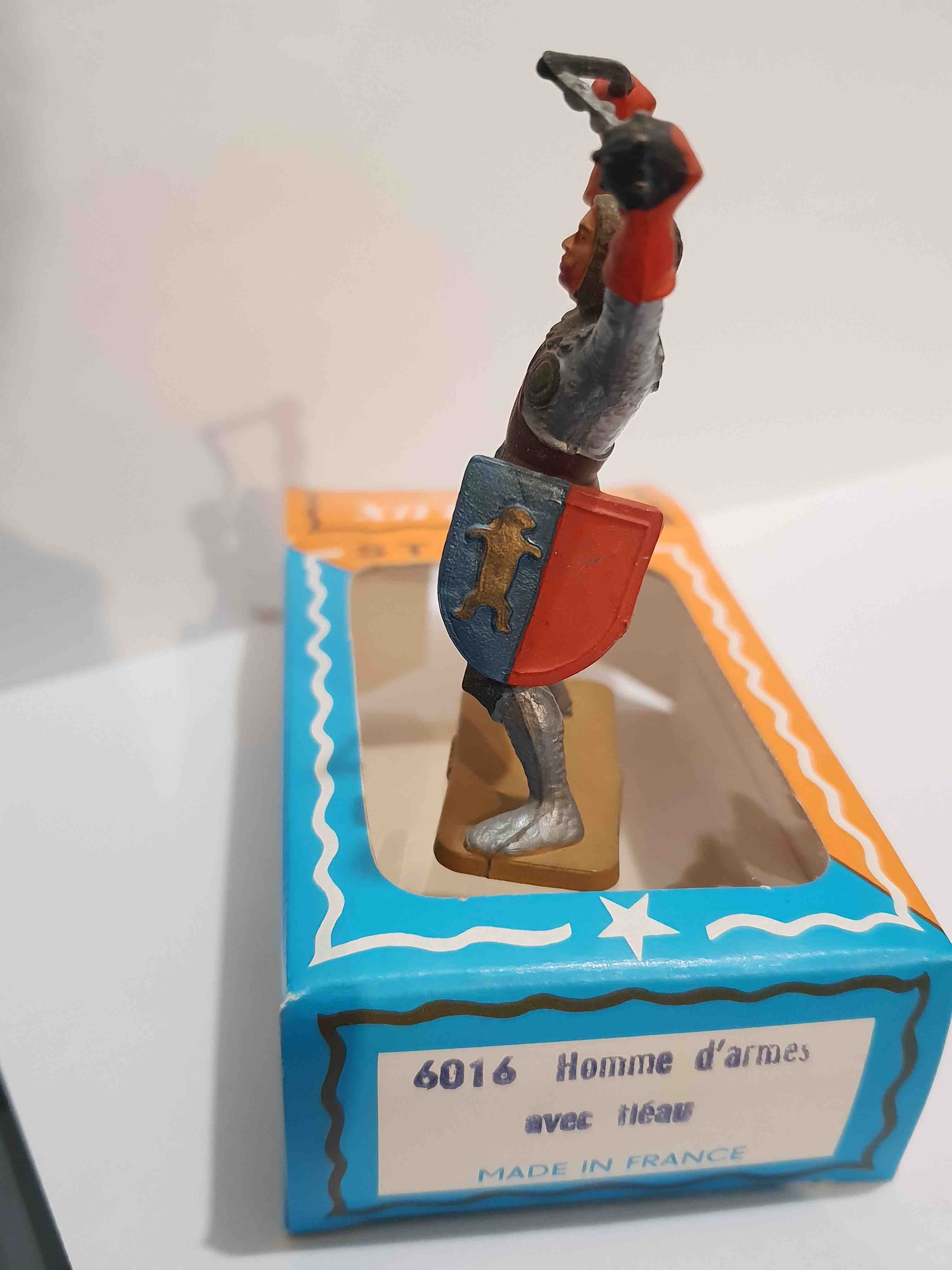 SOLDAT MOYEN ÂGE HOMME D'ARMES AVEC FLÉAU PIEDS GRIS STARLUX RÉF 6016