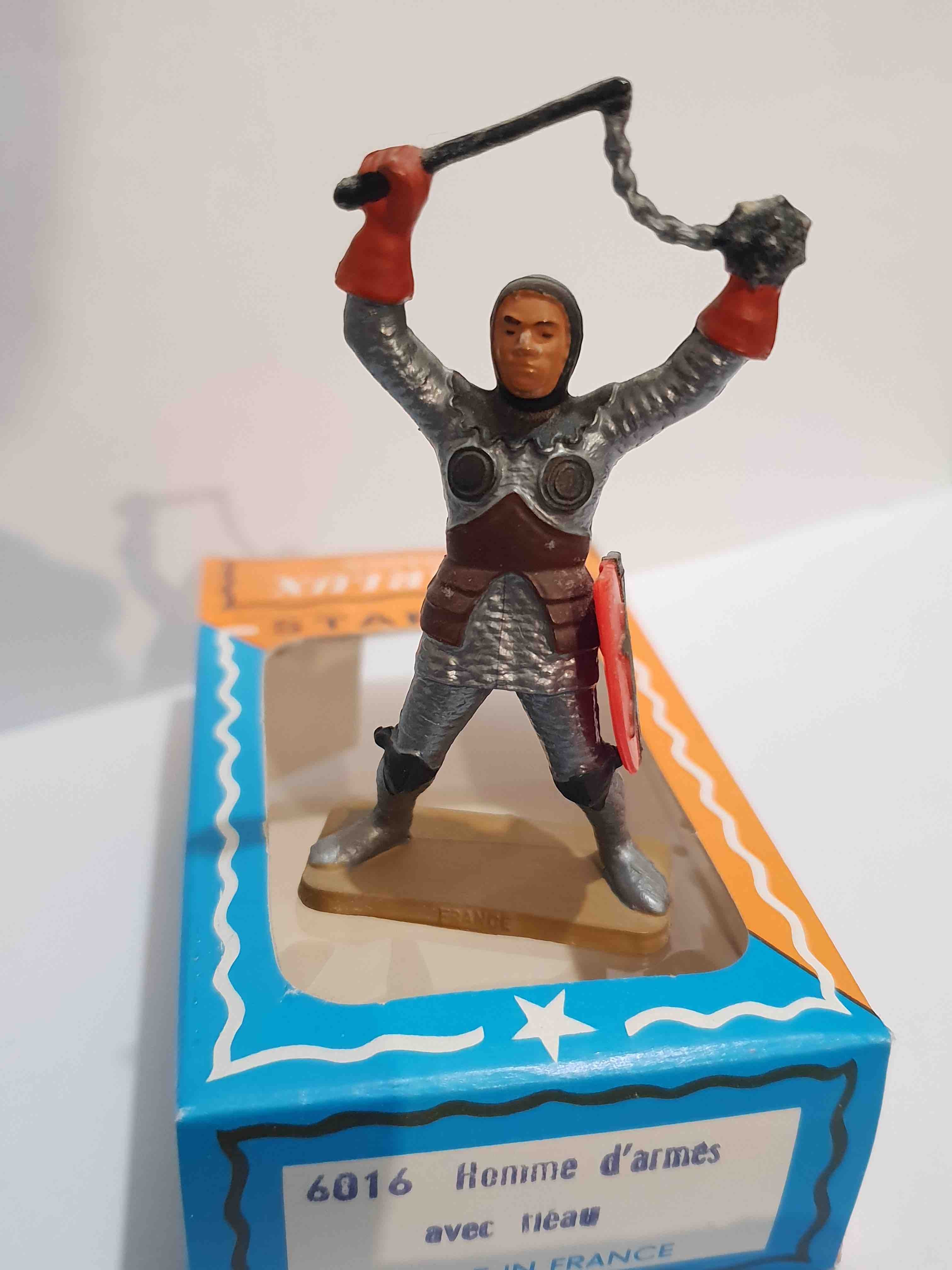 SOLDAT MOYEN ÂGE HOMME D'ARMES AVEC FLÉAU PIEDS GRIS STARLUX RÉF 6016