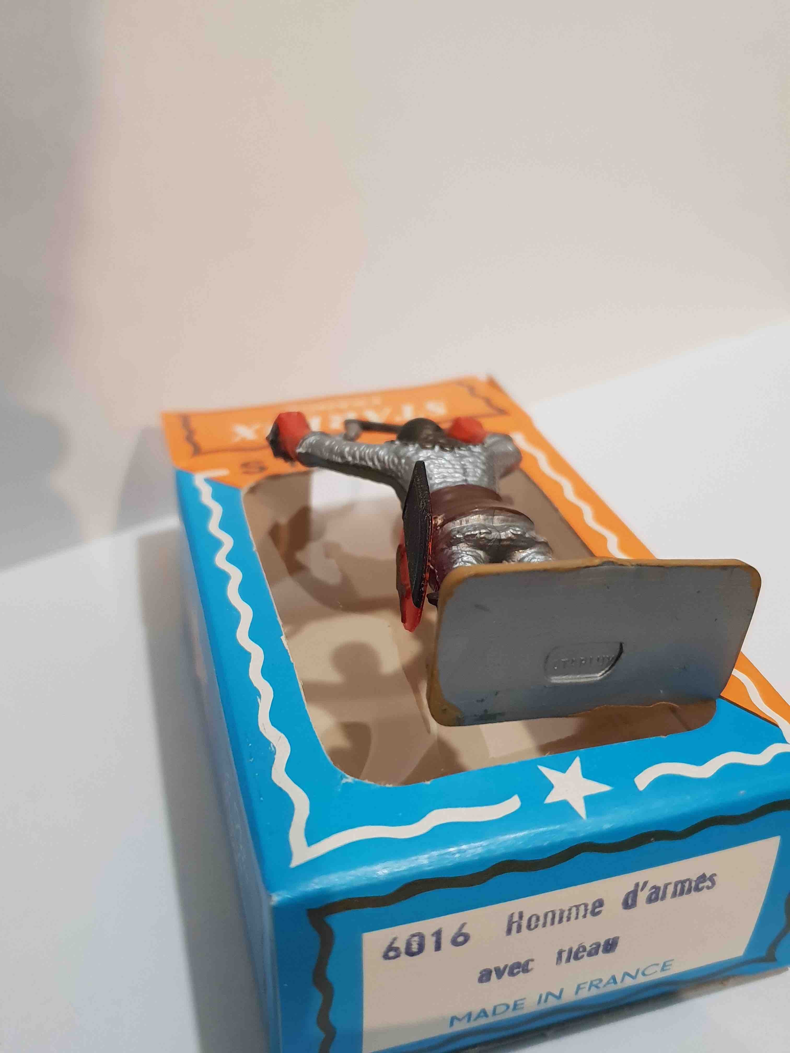 SOLDAT MOYEN ÂGE HOMME D'ARMES AVEC FLÉAU PIEDS GRIS STARLUX RÉF 6016