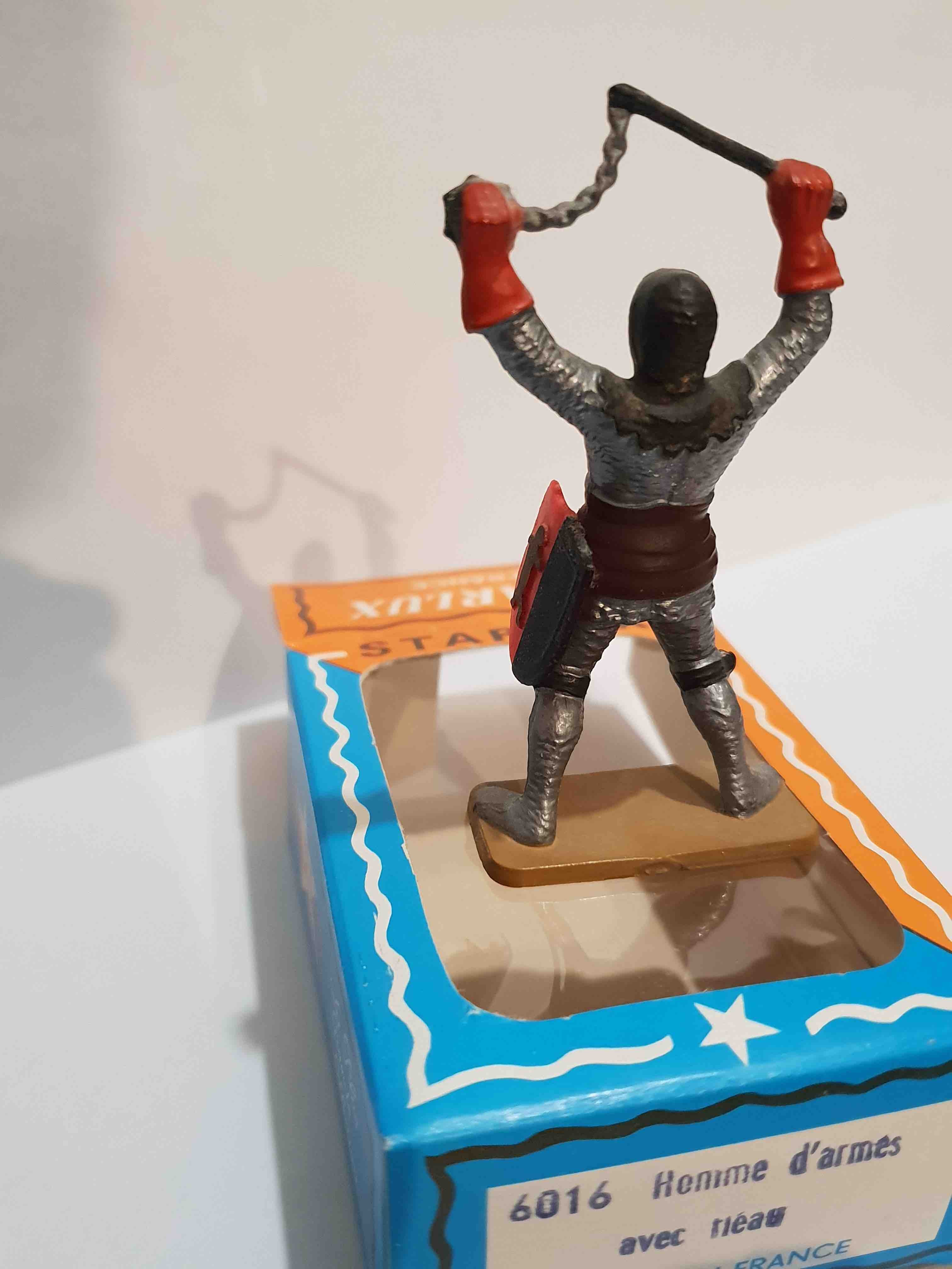 SOLDAT MOYEN ÂGE HOMME D'ARMES AVEC FLÉAU PIEDS GRIS STARLUX RÉF 6016