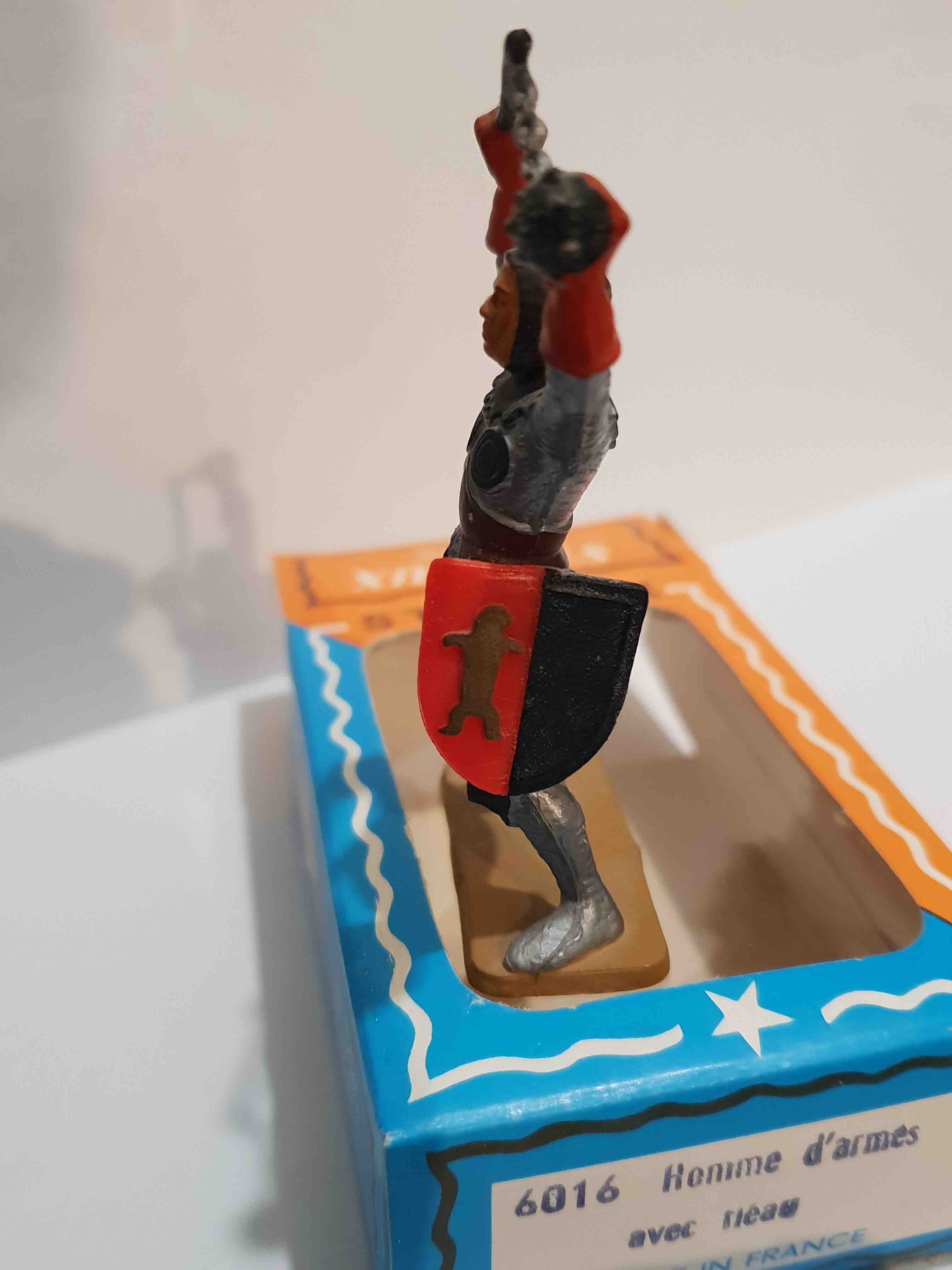 SOLDAT MOYEN ÂGE HOMME D'ARMES AVEC FLÉAU PIEDS GRIS STARLUX RÉF 6016