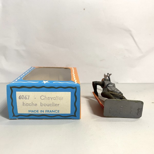 CHEVALIER HACHE BOUCLIER PIED OR STARLUX MOYEN ÂGE RÉF 6067