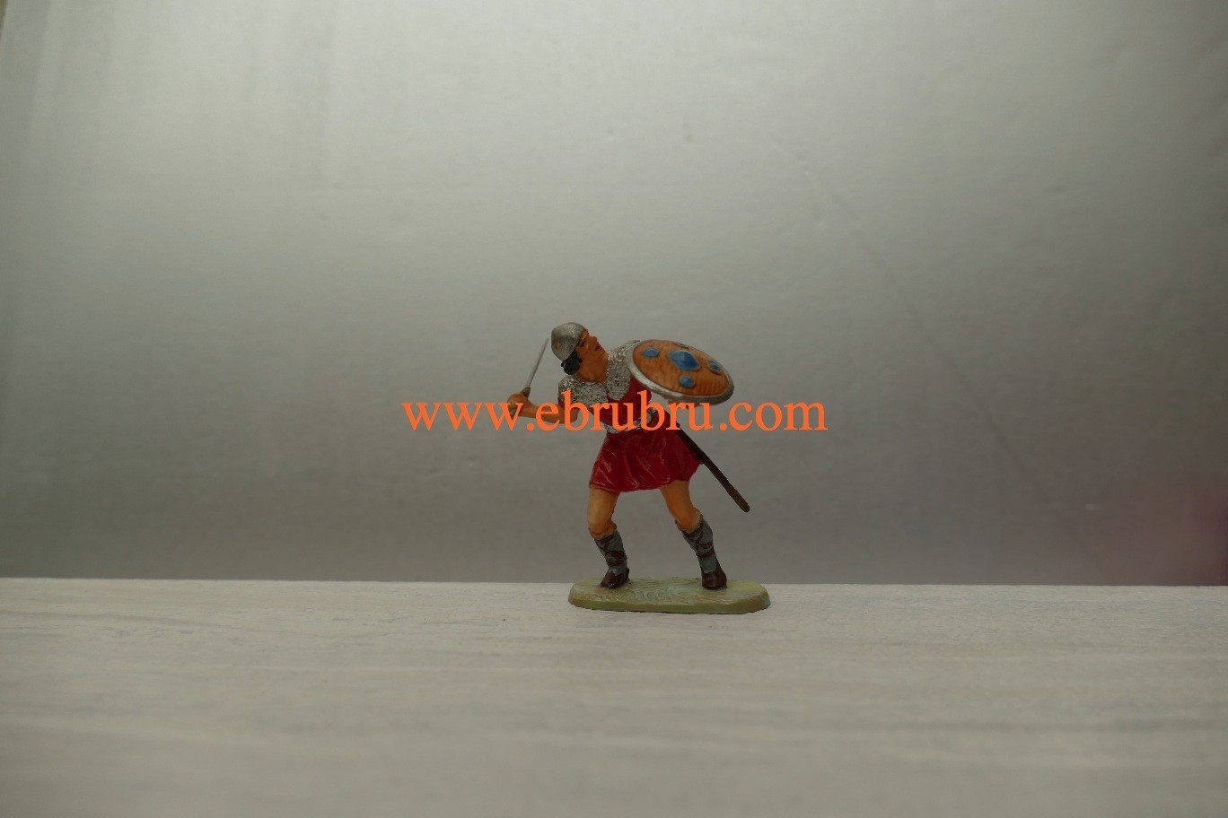 NORMAND  DEFENDANT AVEC ÉPÉE  BOUCLIER TUNIQUE ROUGE ELASTOLIN OUGEN RÉF 8837