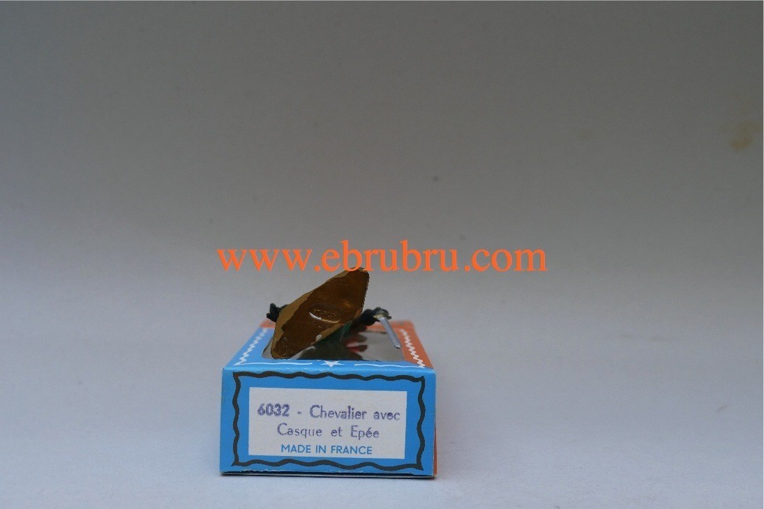 Soldat Moyen Âge Chevalier avec casque et épée Starlux 6032 Pied or