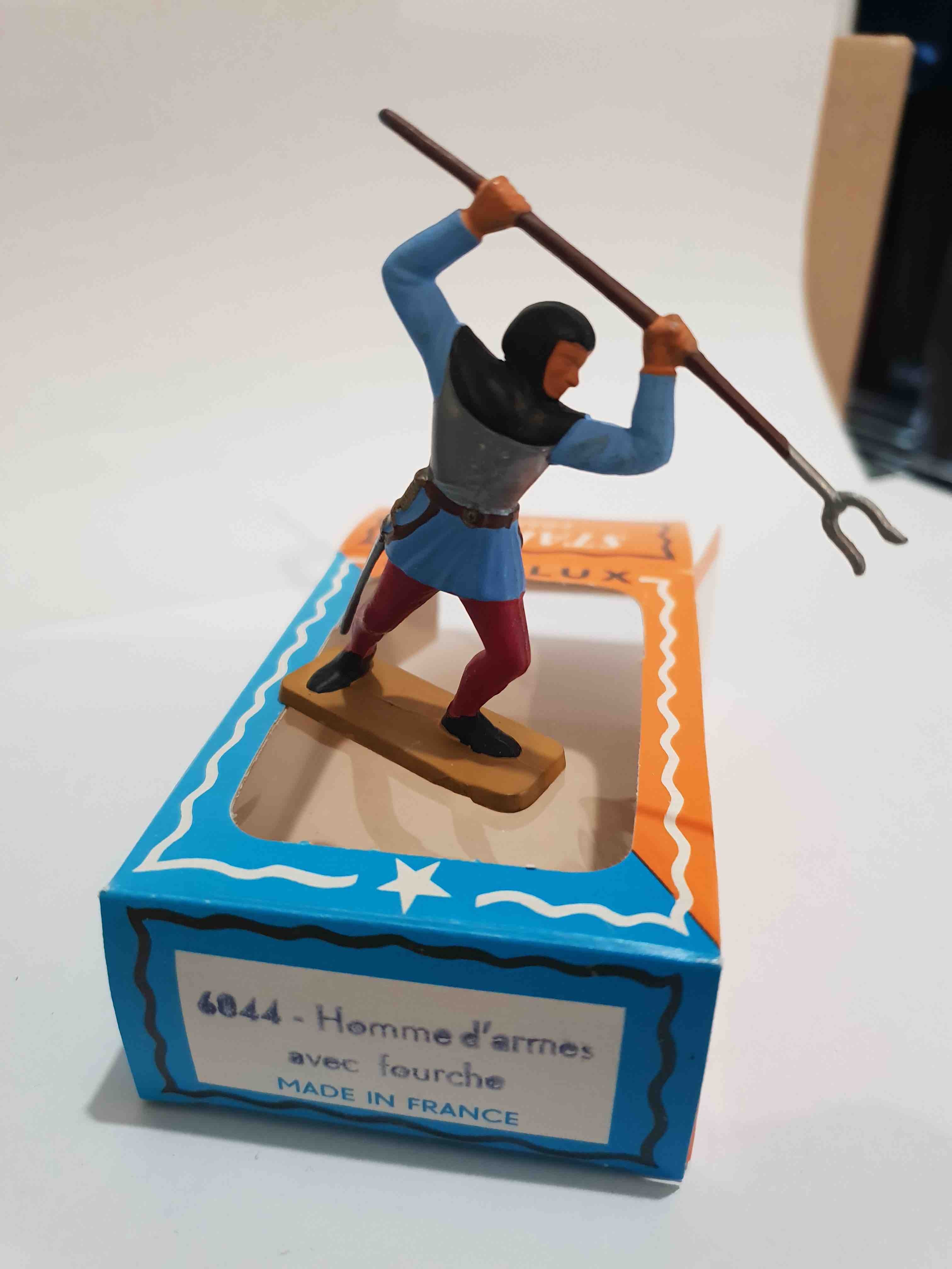 HOMME D'ARMES AVEC FOURCHE STARLUX MOYEN ÂGE REF 6044