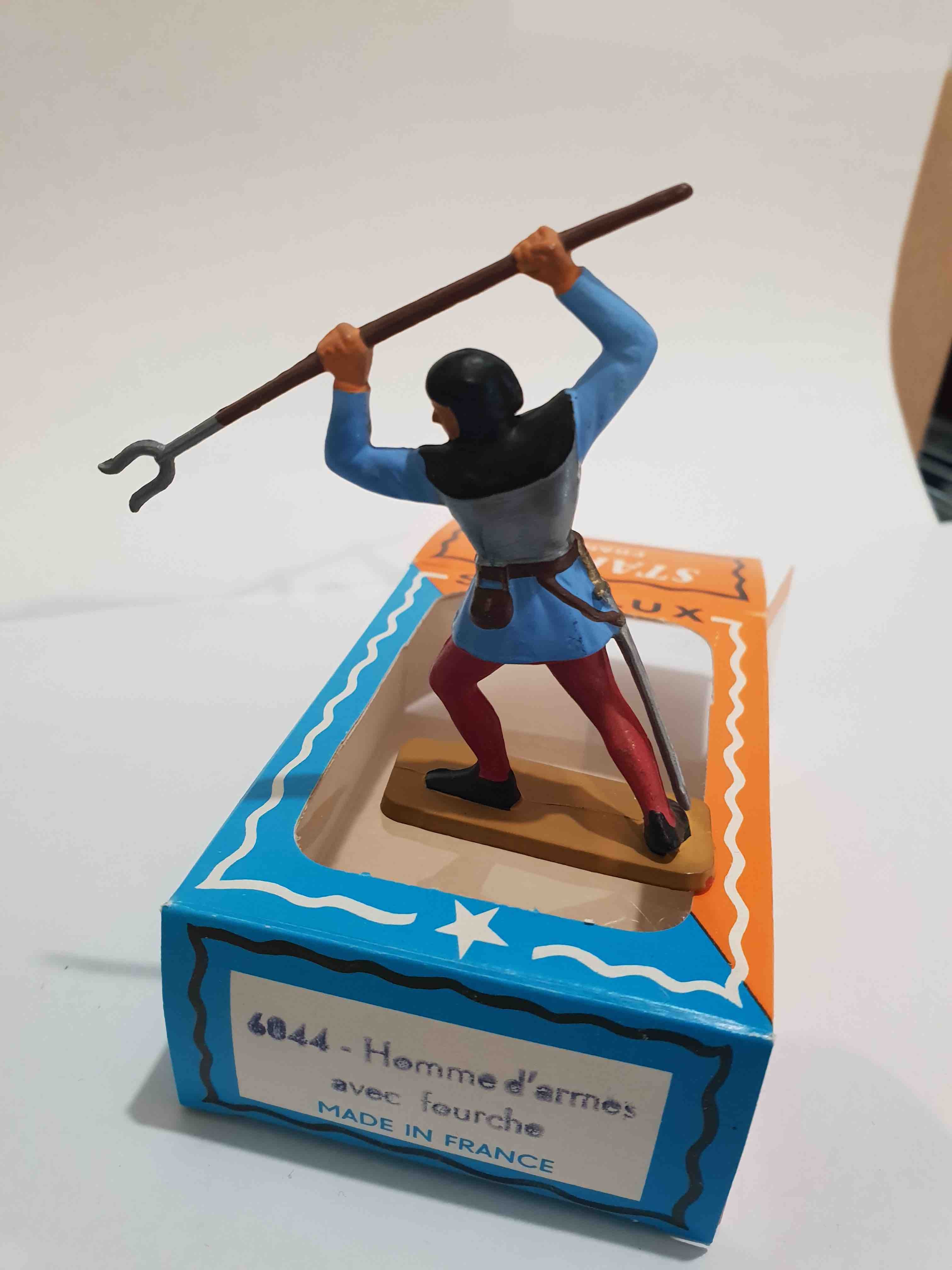 HOMME D'ARMES AVEC FOURCHE STARLUX MOYEN ÂGE REF 6044