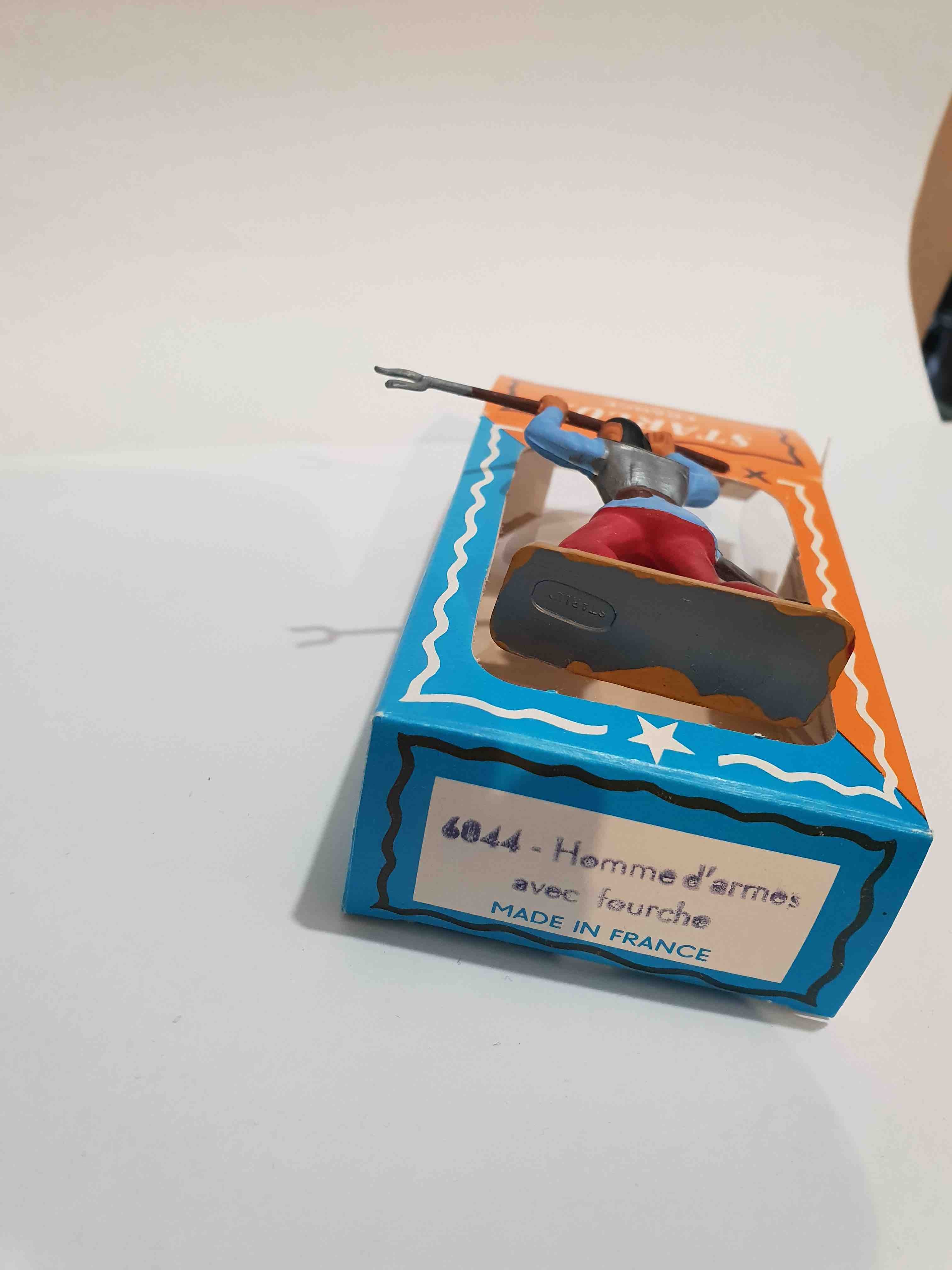 HOMME D'ARMES AVEC FOURCHE STARLUX MOYEN ÂGE REF 6044