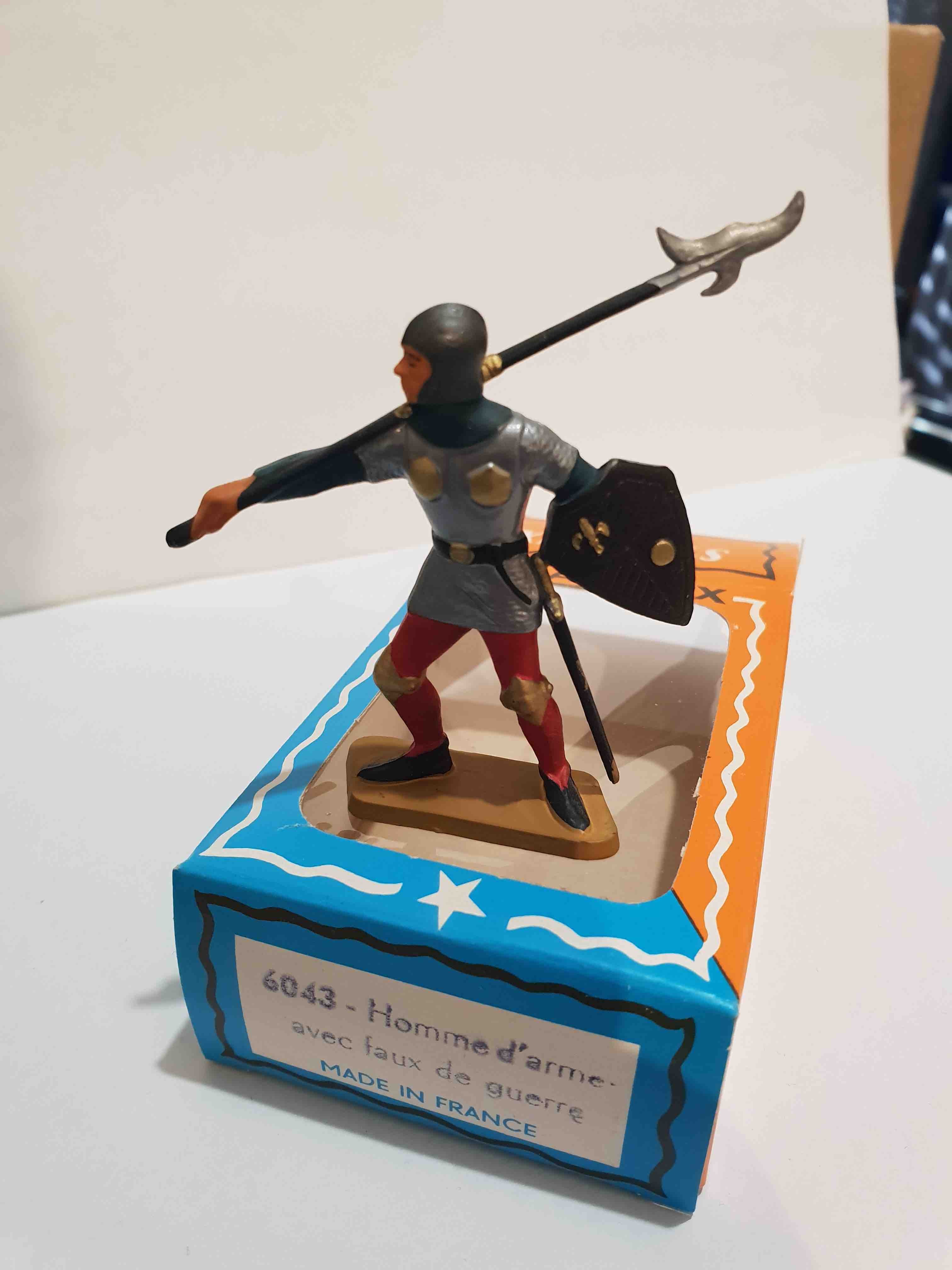 HOMME D'ARMES AVEC FAUX STARLUX MOYEN ÂGE REF 6043