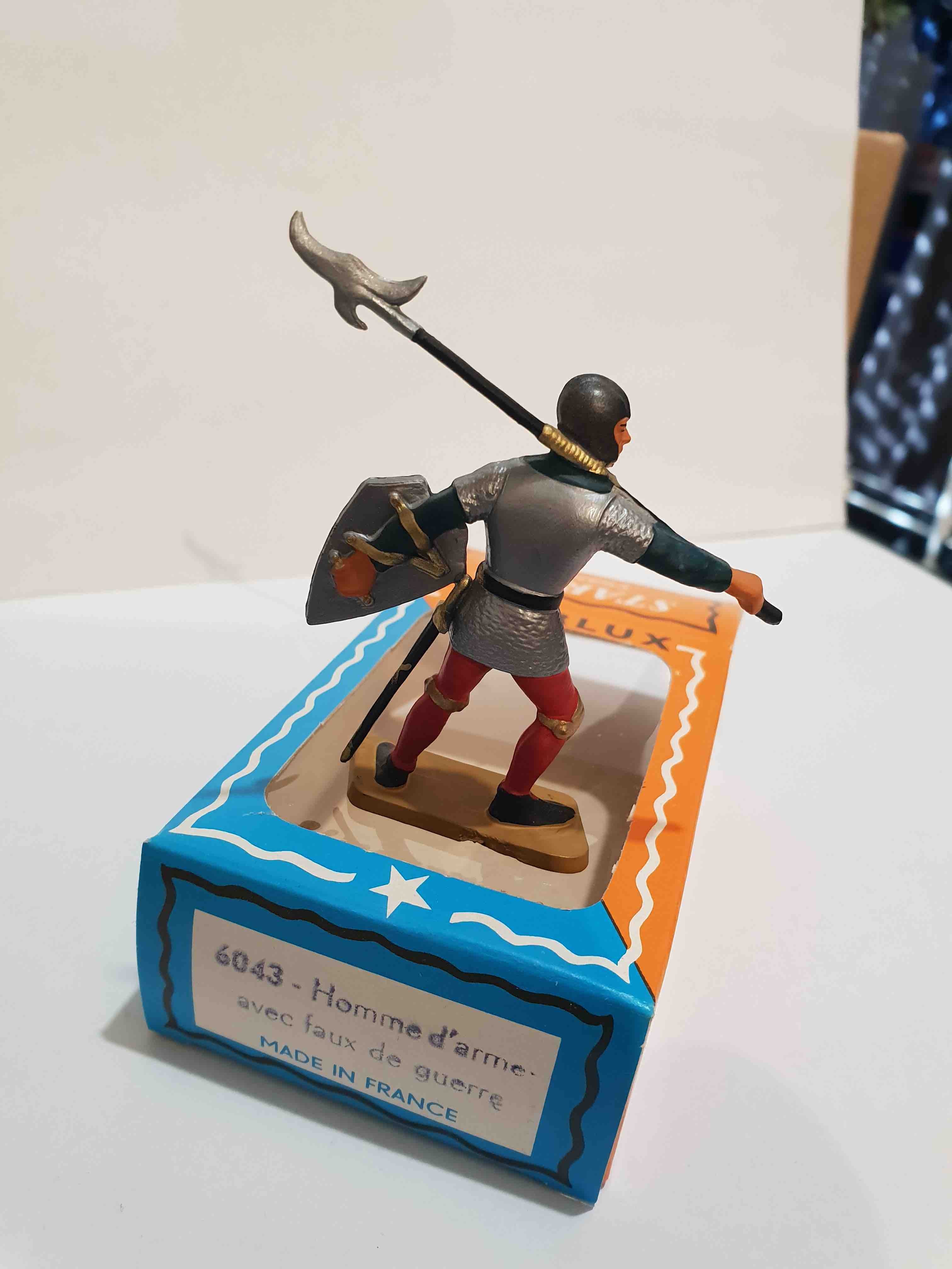 HOMME D'ARMES AVEC FAUX STARLUX MOYEN ÂGE REF 6043