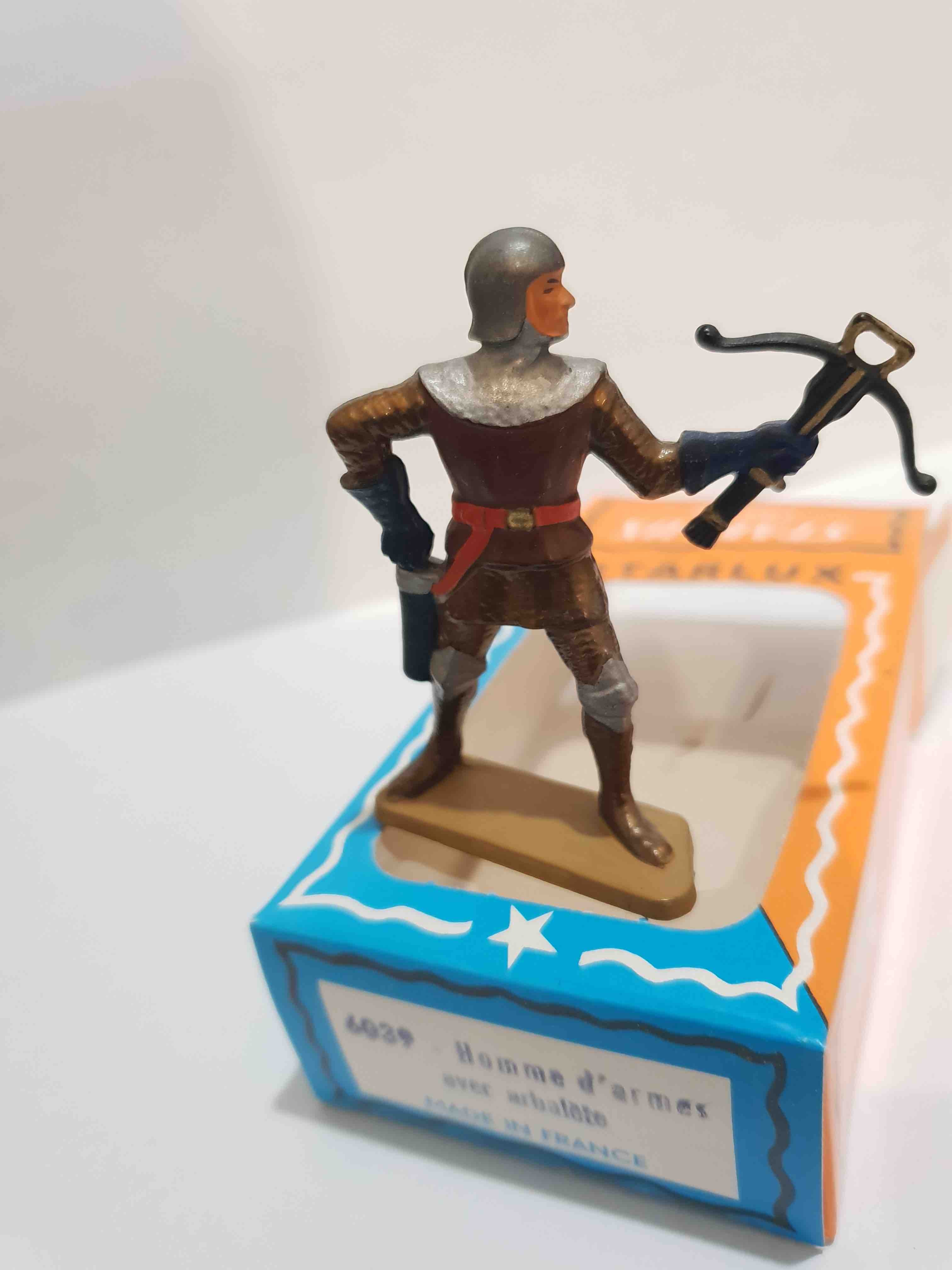 HOMME D'ARMES AVEC ARBALÈTE STARLUX MOYEN ÂGE REF 6039