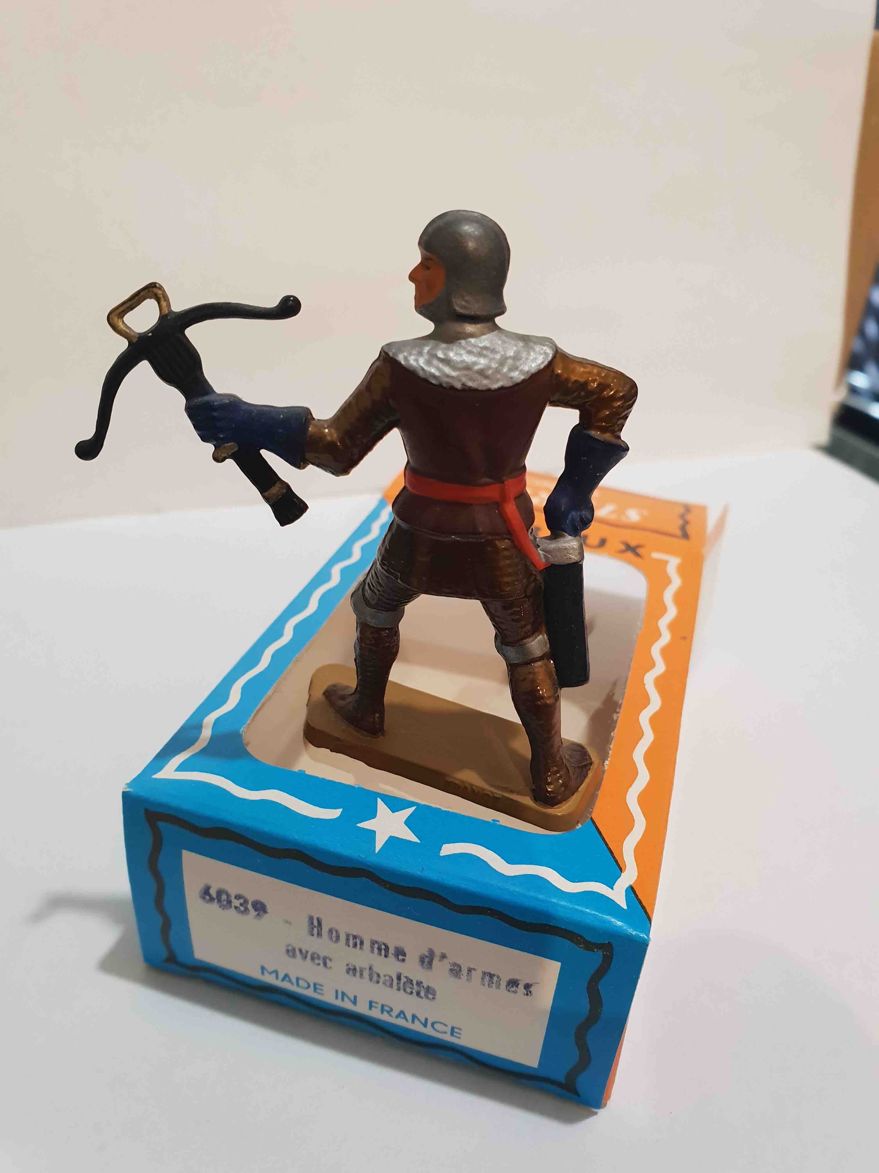 HOMME D'ARMES AVEC ARBALÈTE STARLUX MOYEN ÂGE REF 6039