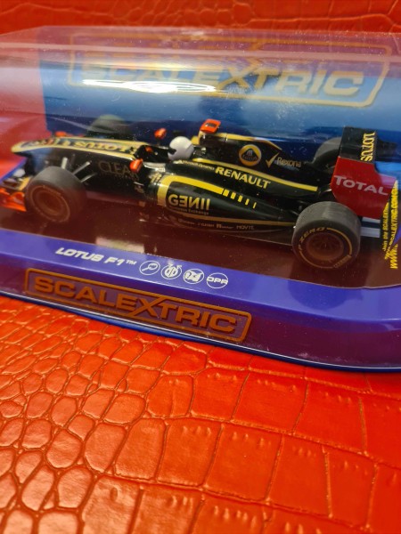 LOTUS F1 TEAM KIMI RAIKKONEN NO 9 SCALEXTRIC REF C3262