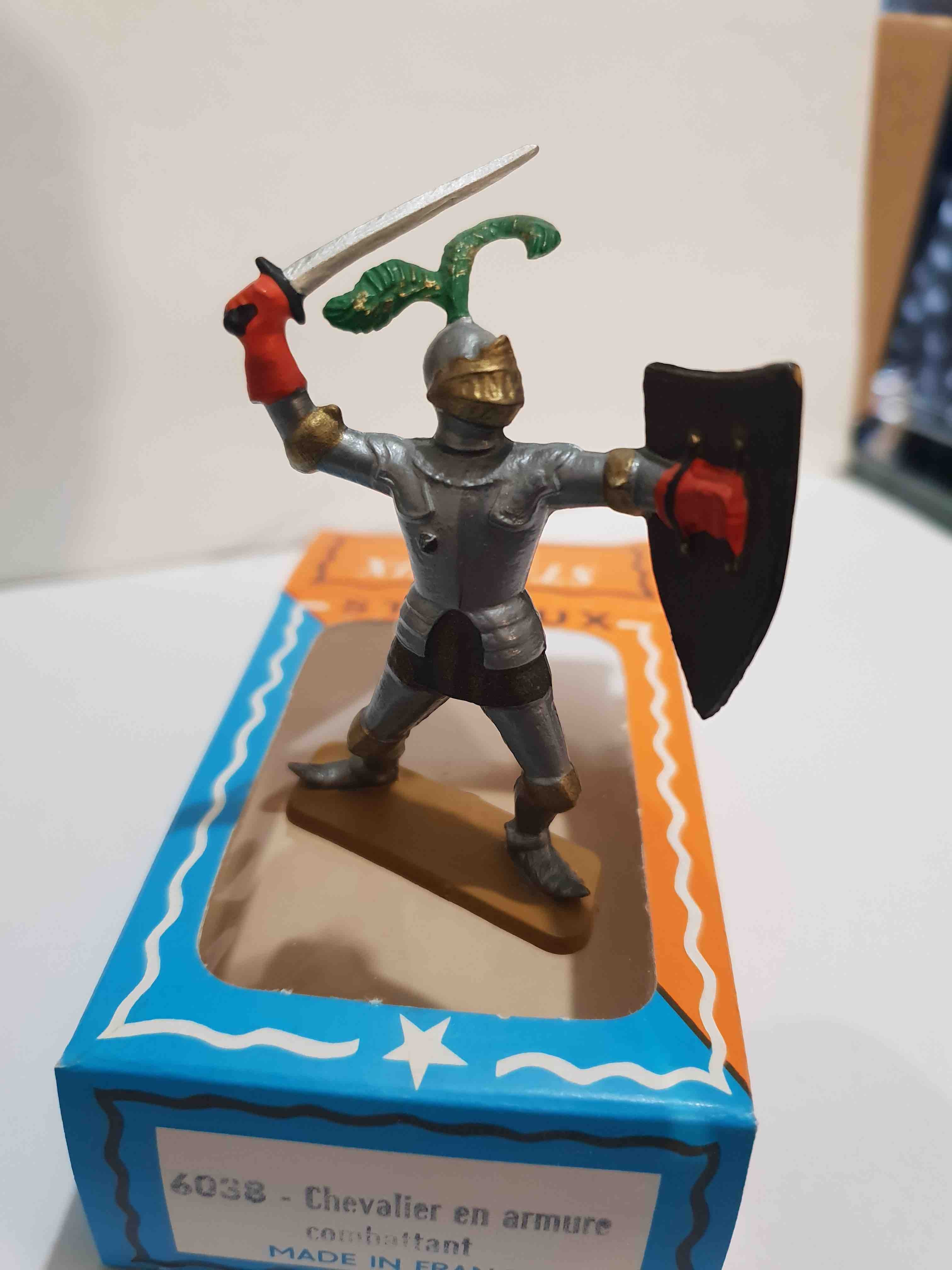CHEVALIER EN ARMURE COMBATTANT MOYEN AGE STARLUX REF 6038
