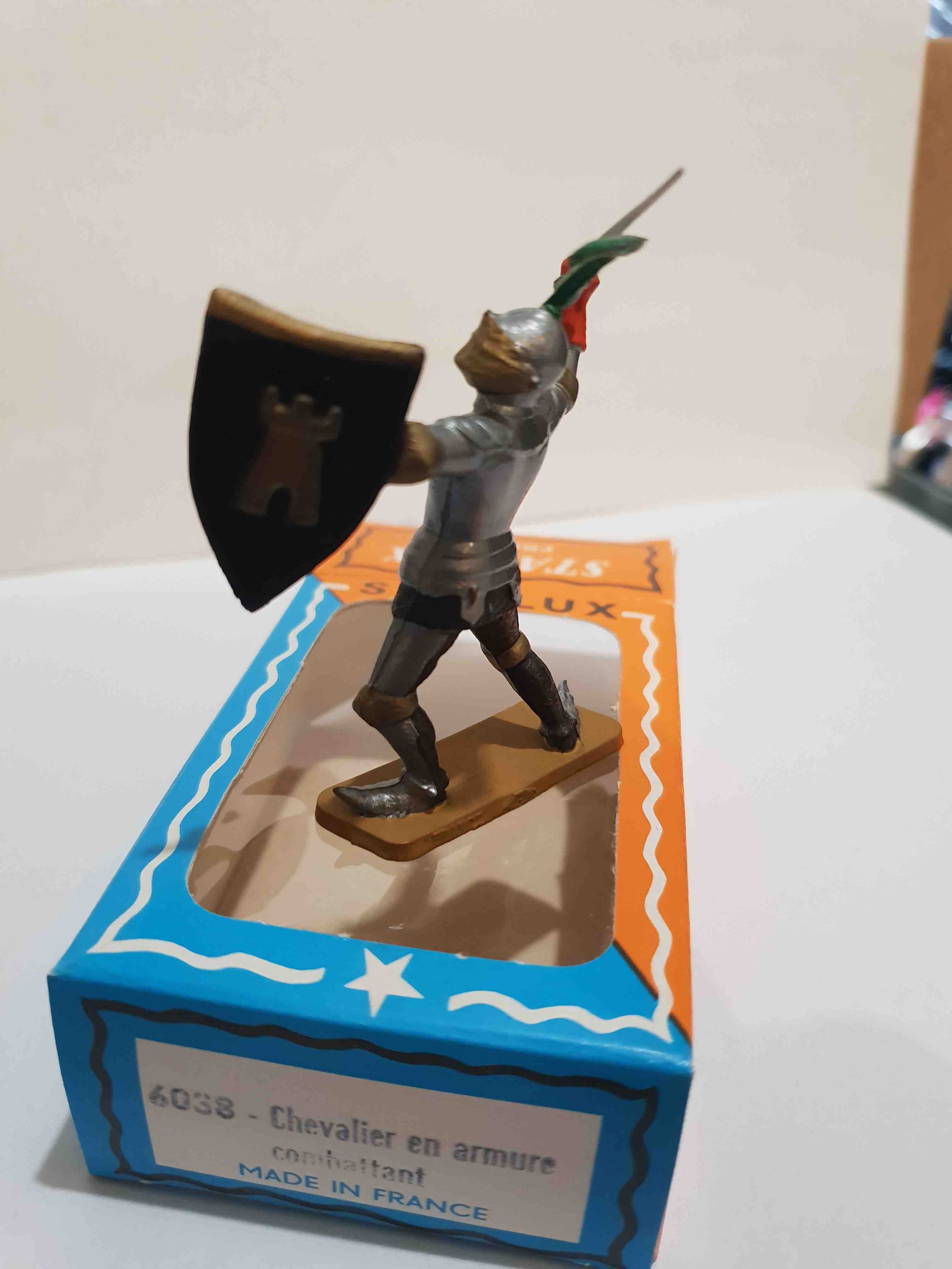 CHEVALIER EN ARMURE COMBATTANT MOYEN AGE STARLUX REF 6038
