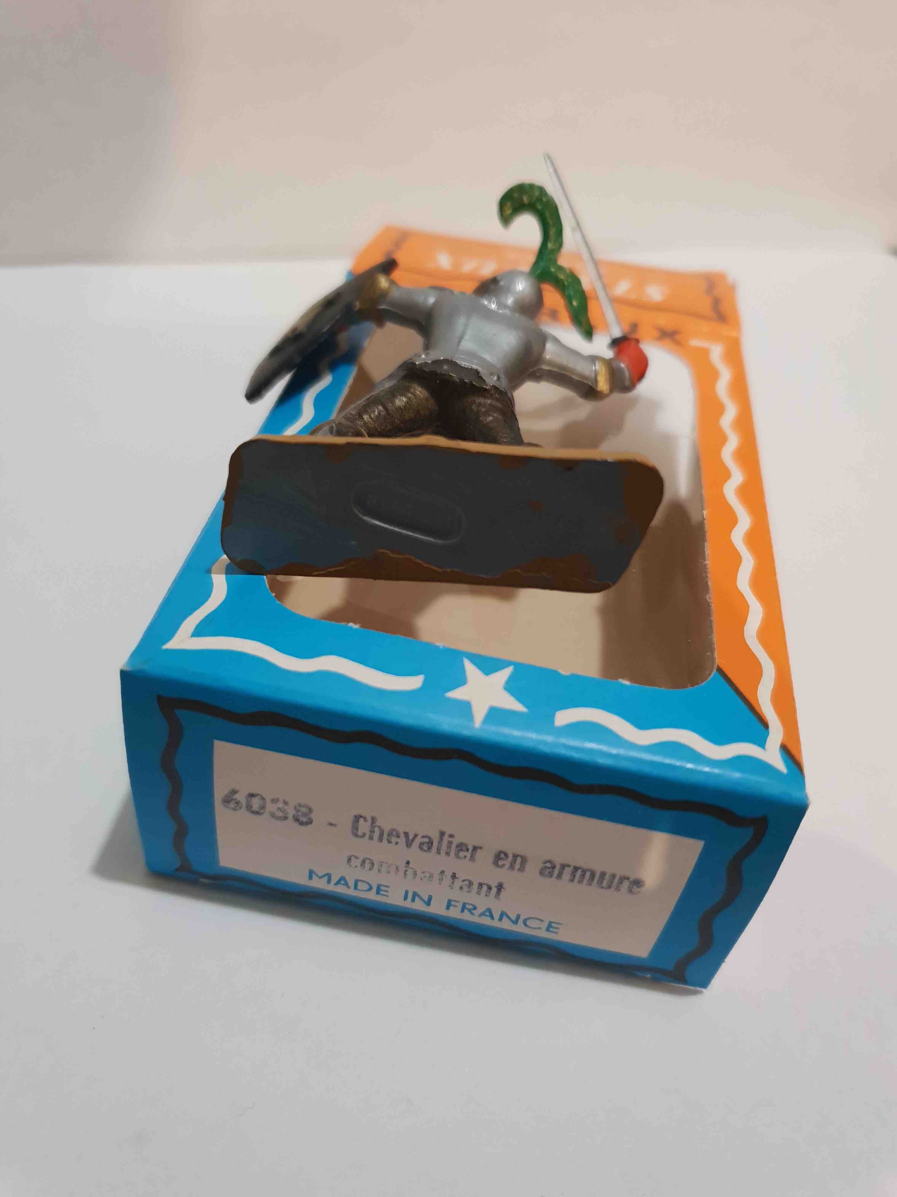 CHEVALIER EN ARMURE COMBATTANT MOYEN AGE STARLUX REF 6038