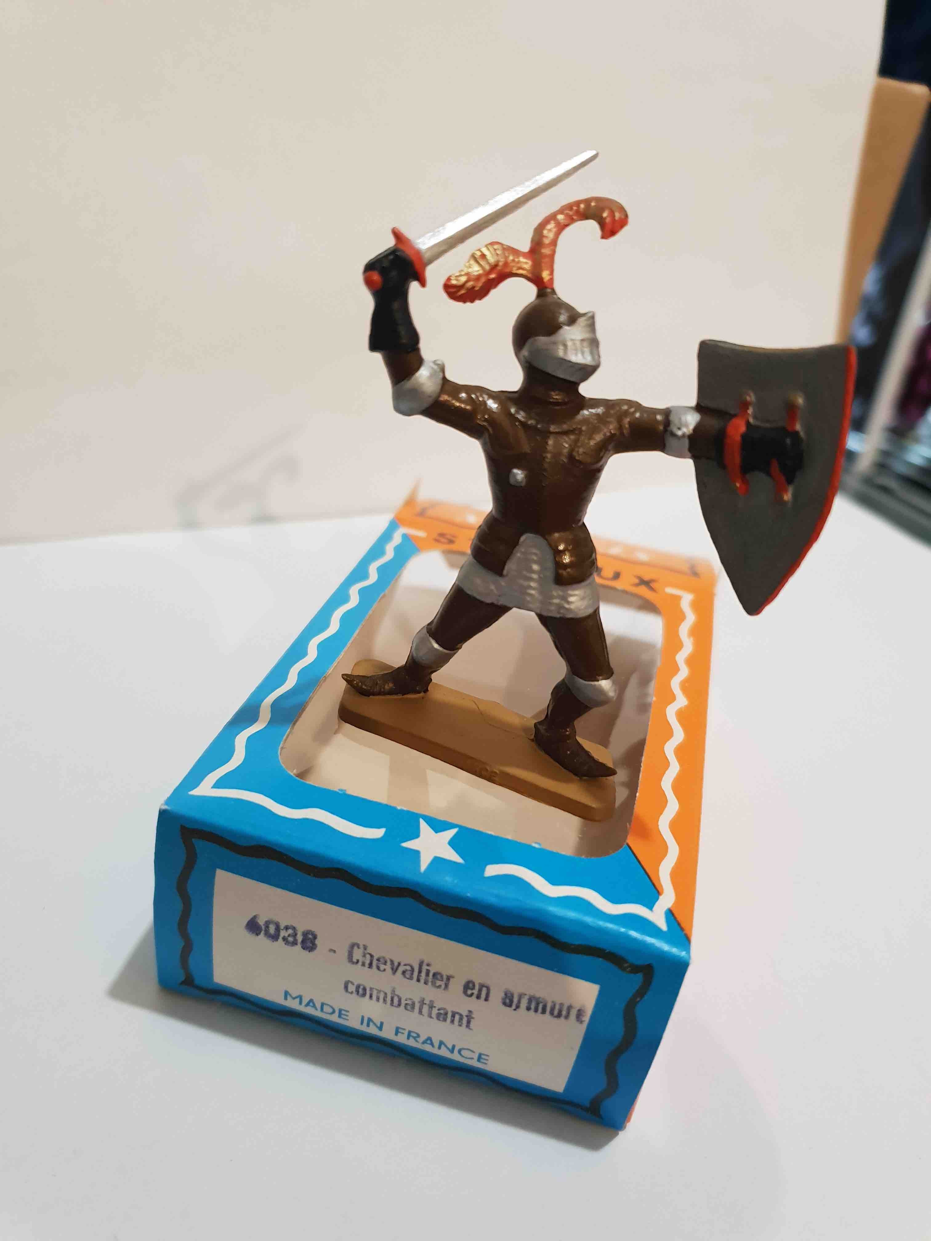 CHEVALIER EN ARMURE COMBATTANT MOYEN AGE STARLUX REF 6038