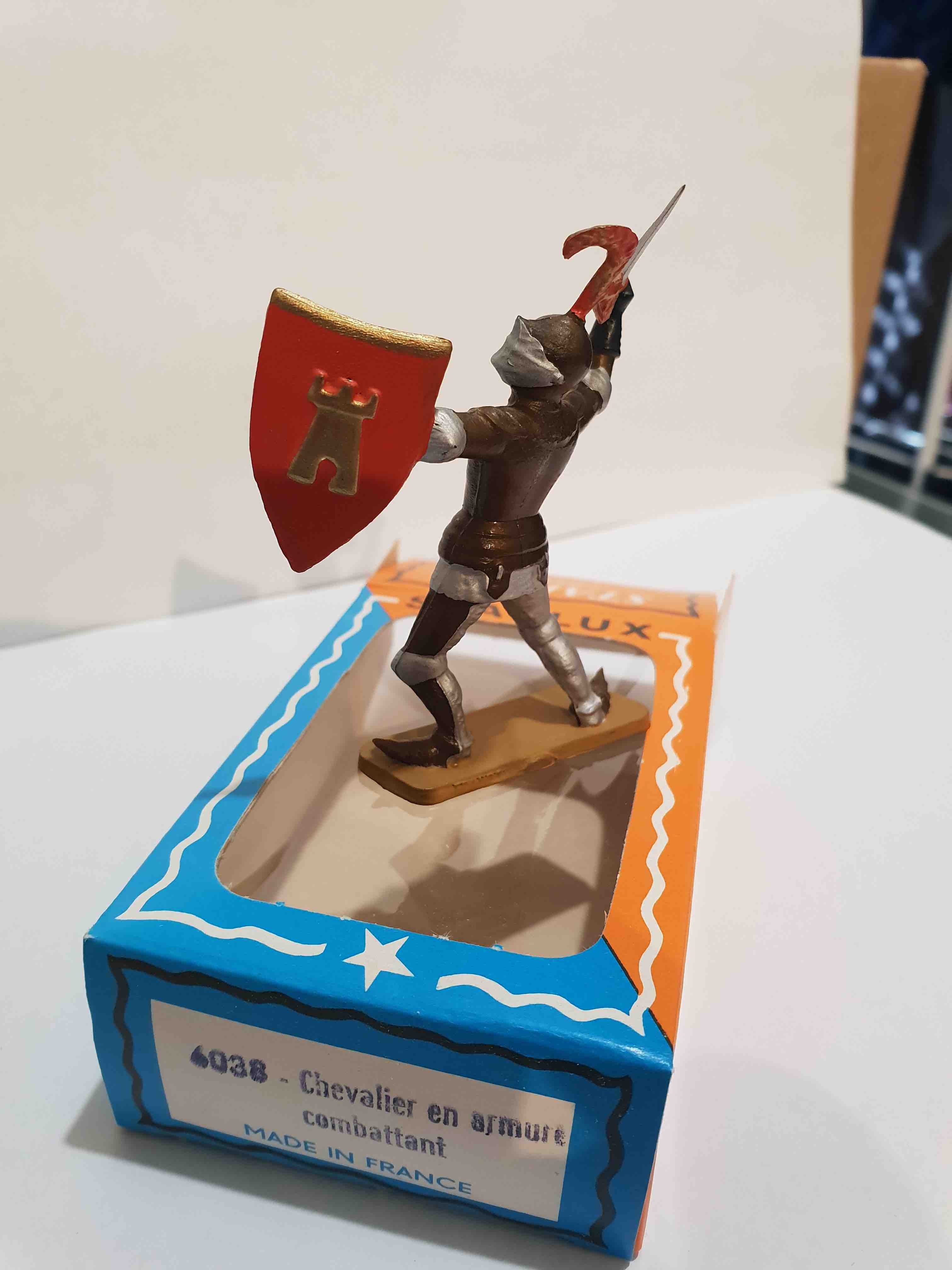CHEVALIER EN ARMURE COMBATTANT MOYEN AGE STARLUX REF 6038