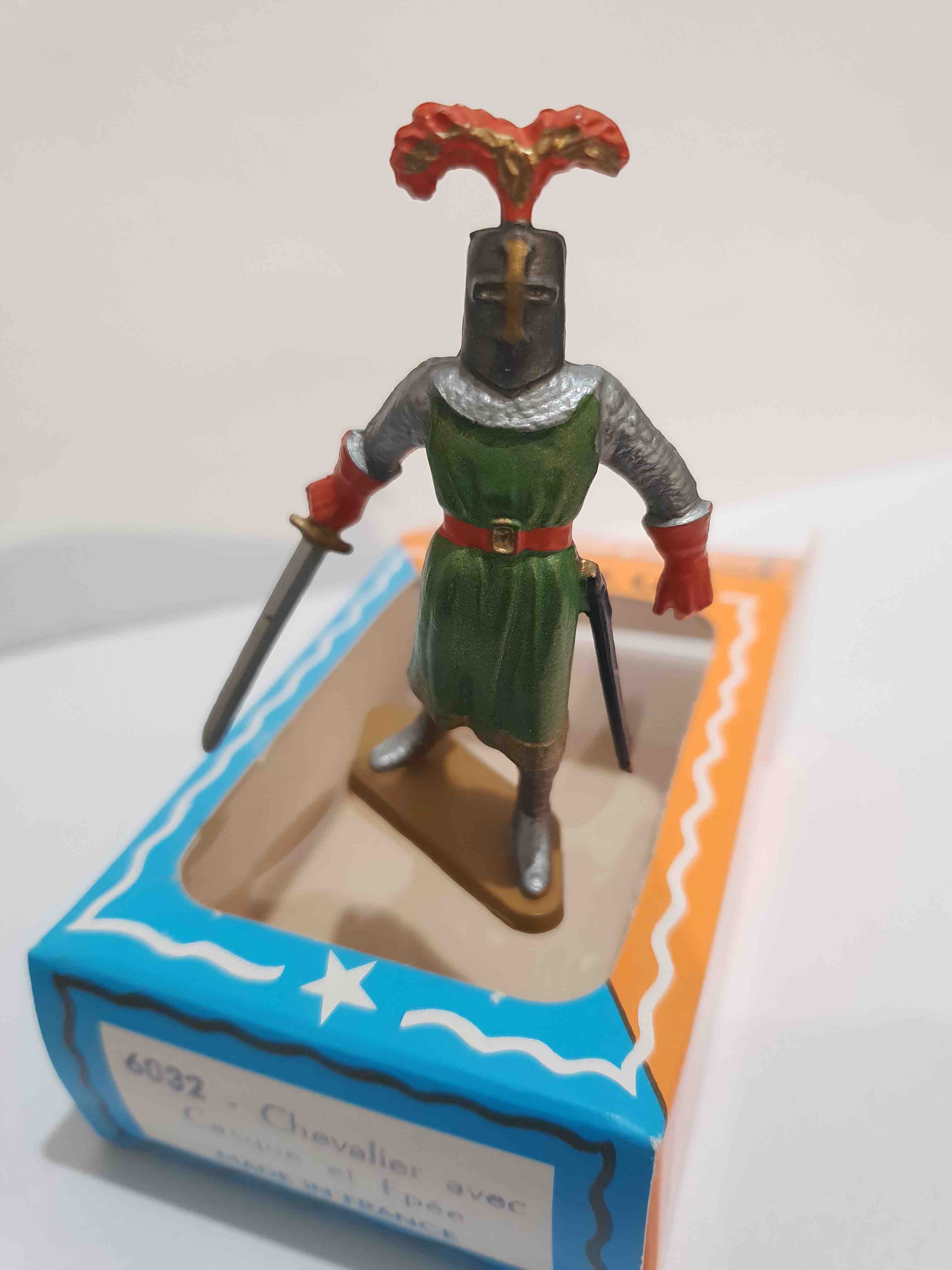 CHEVALIER AVEC CASQUE ET ÉPÉE STARLUX MOYEN AGE REF 6032