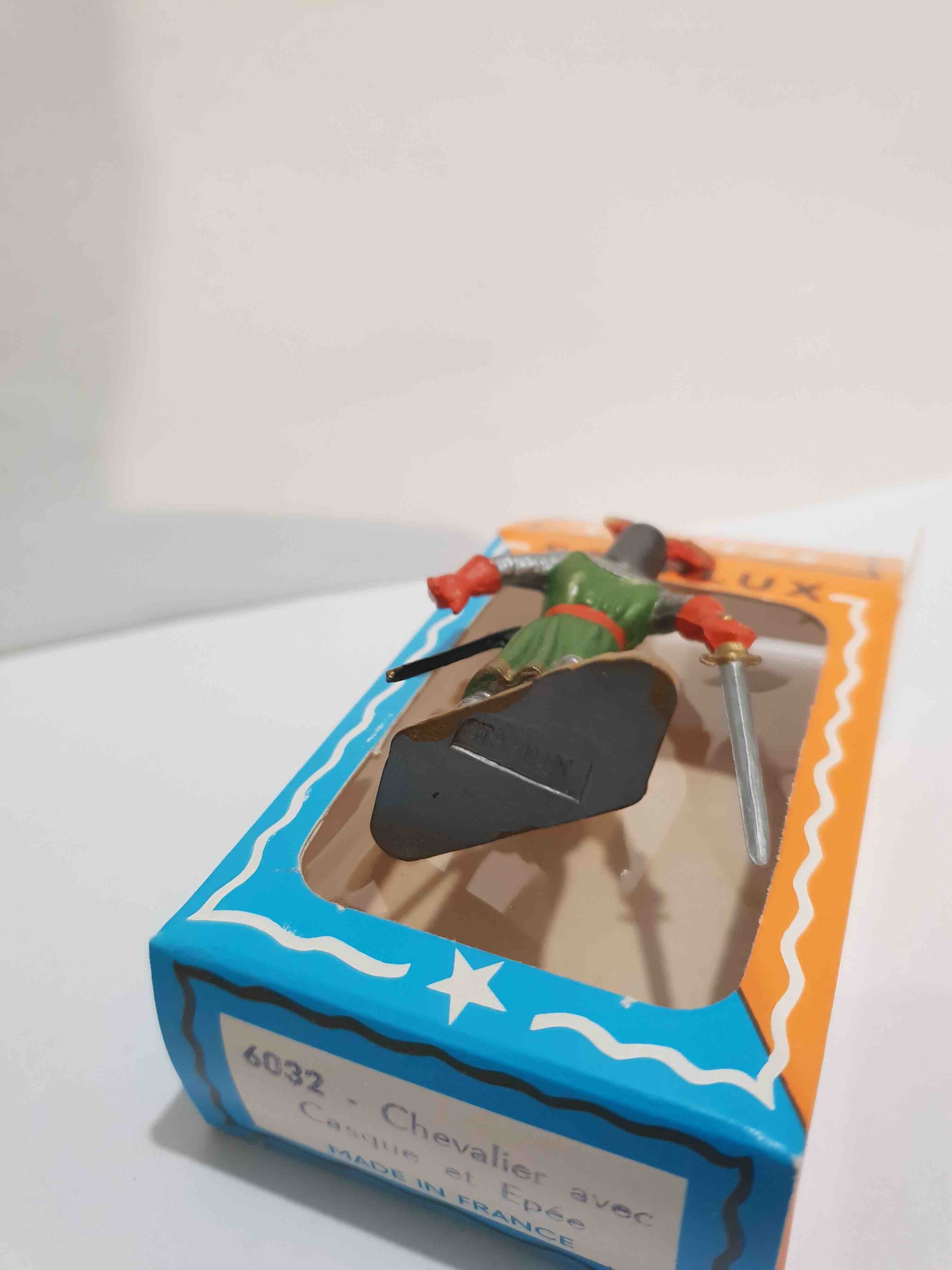 CHEVALIER AVEC CASQUE ET ÉPÉE STARLUX MOYEN AGE REF 6032