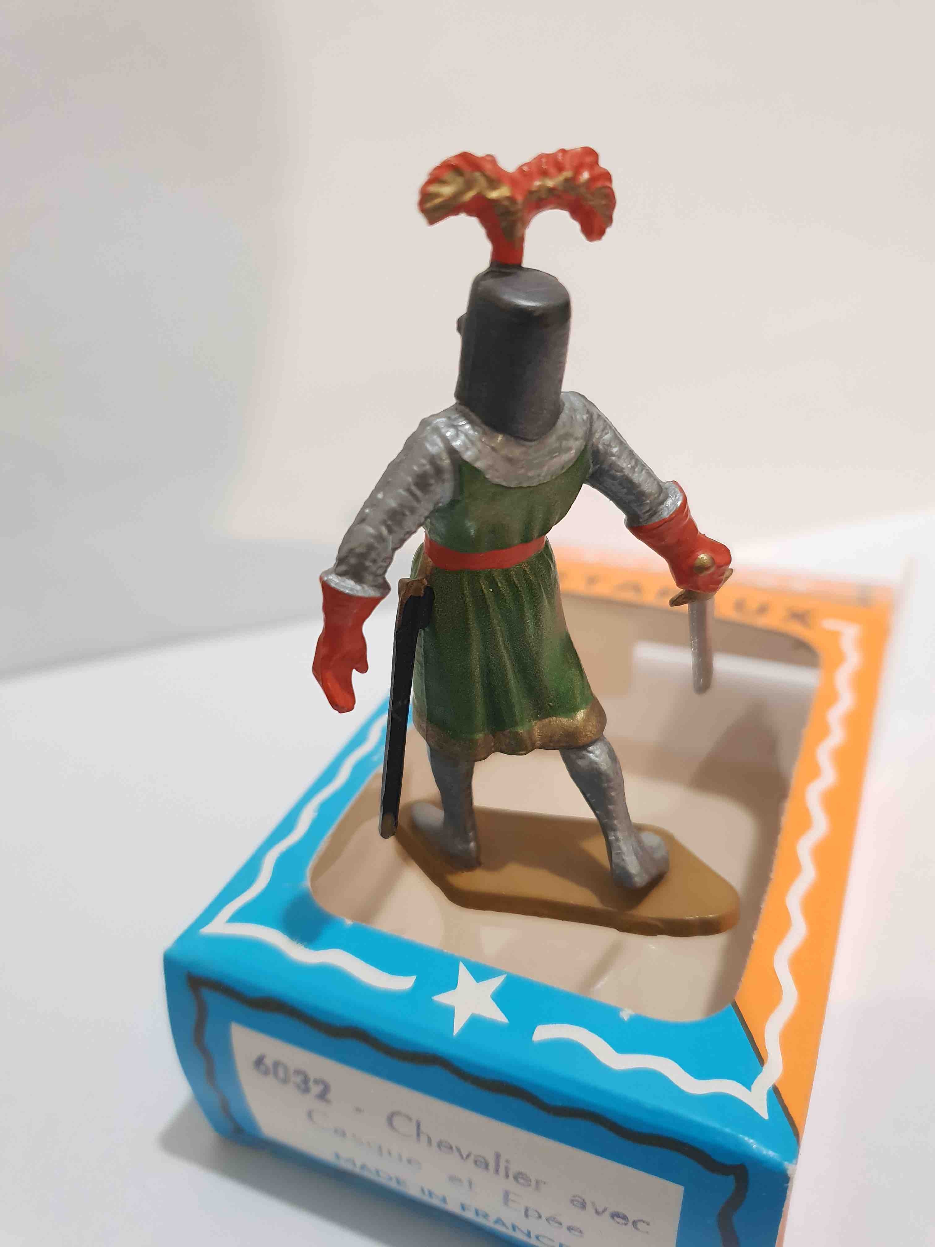 CHEVALIER AVEC CASQUE ET ÉPÉE STARLUX MOYEN AGE REF 6032