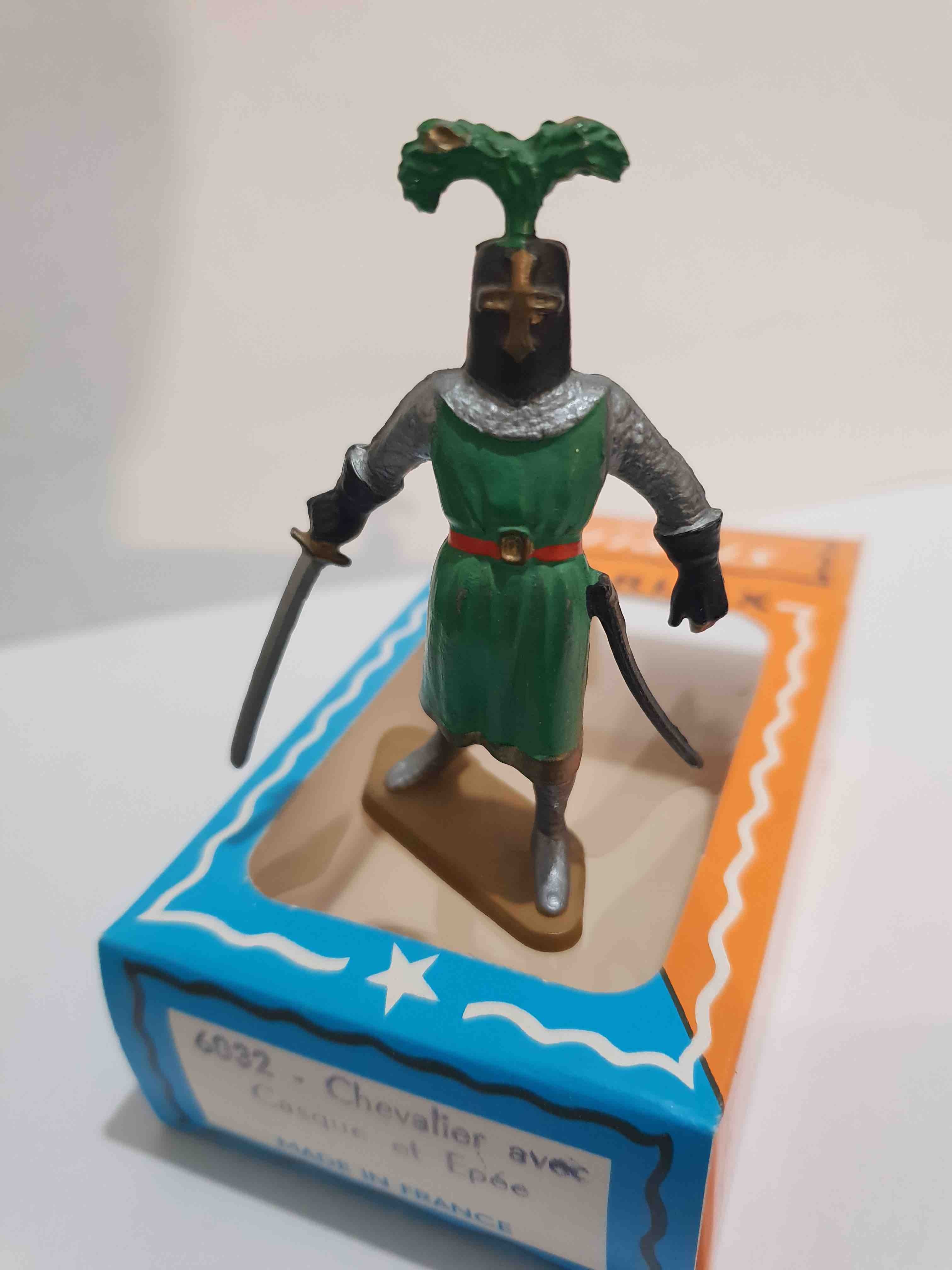 CHEVALIER AVEC CASQUE ET ÉPÉE STARLUX MOYEN AGE REF 6032