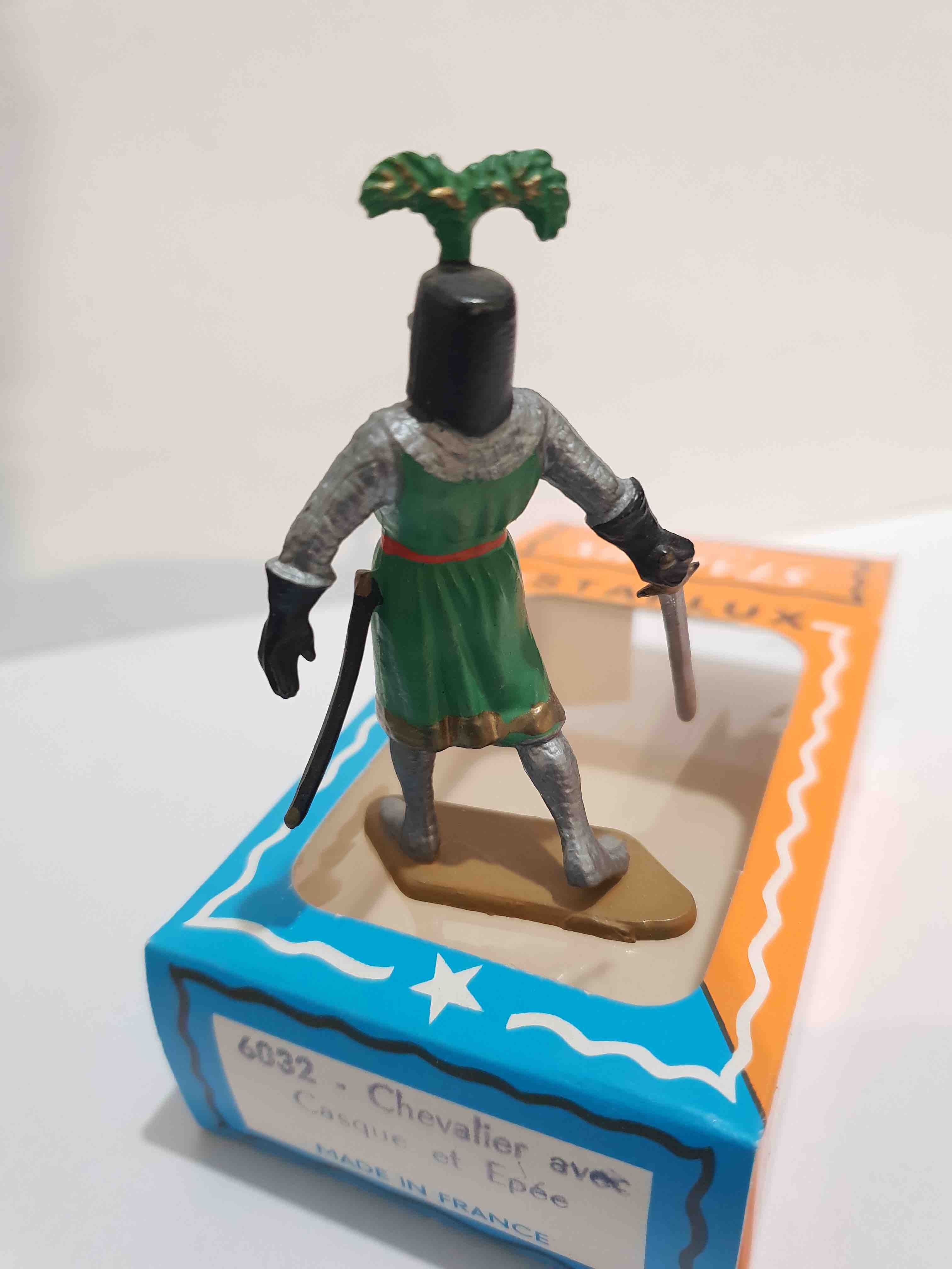 CHEVALIER AVEC CASQUE ET ÉPÉE STARLUX MOYEN AGE REF 6032