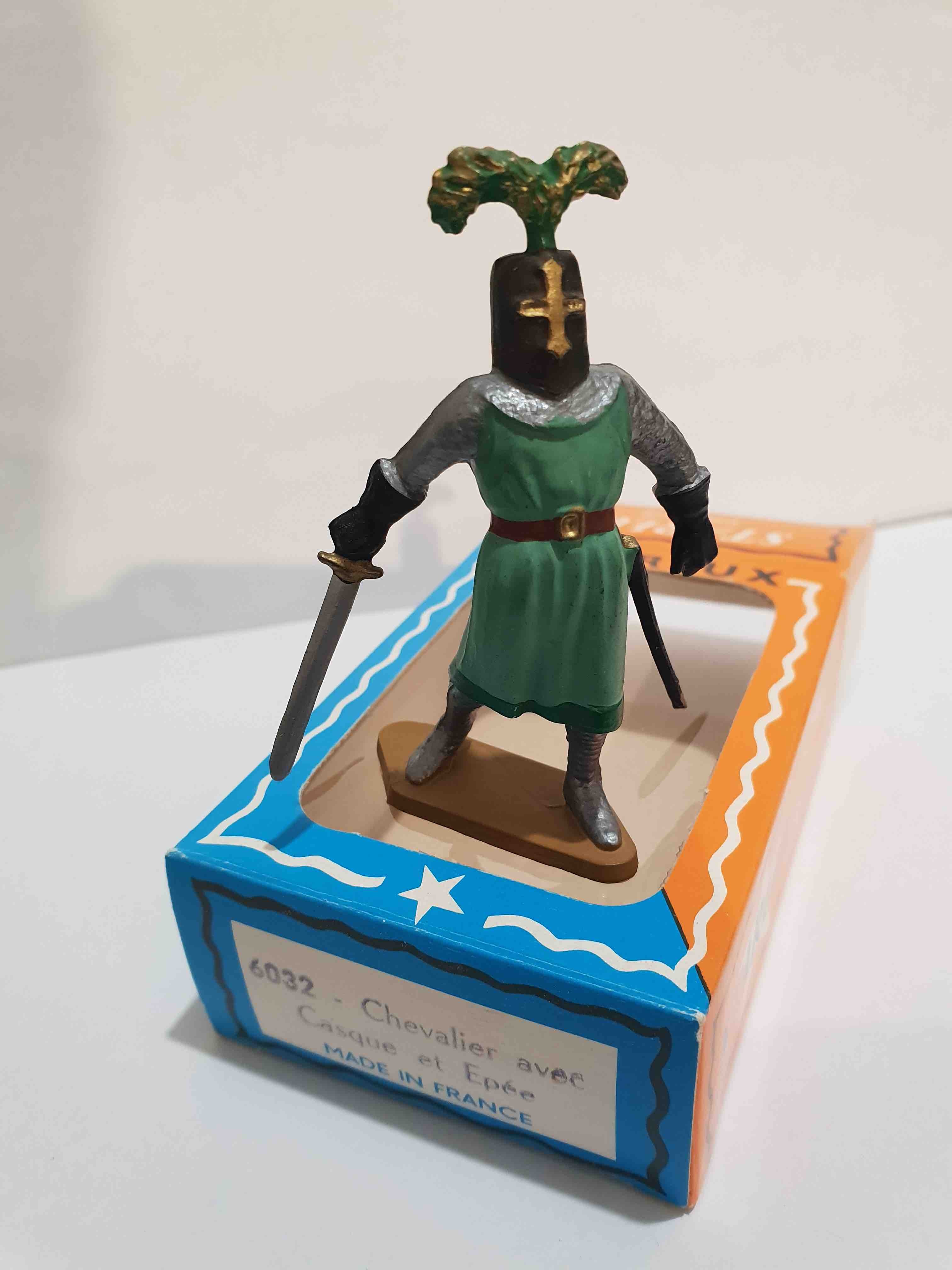 CHEVALIER AVEC CASQUE ET ÉPÉE STARLUX MOYEN AGE REF 6032