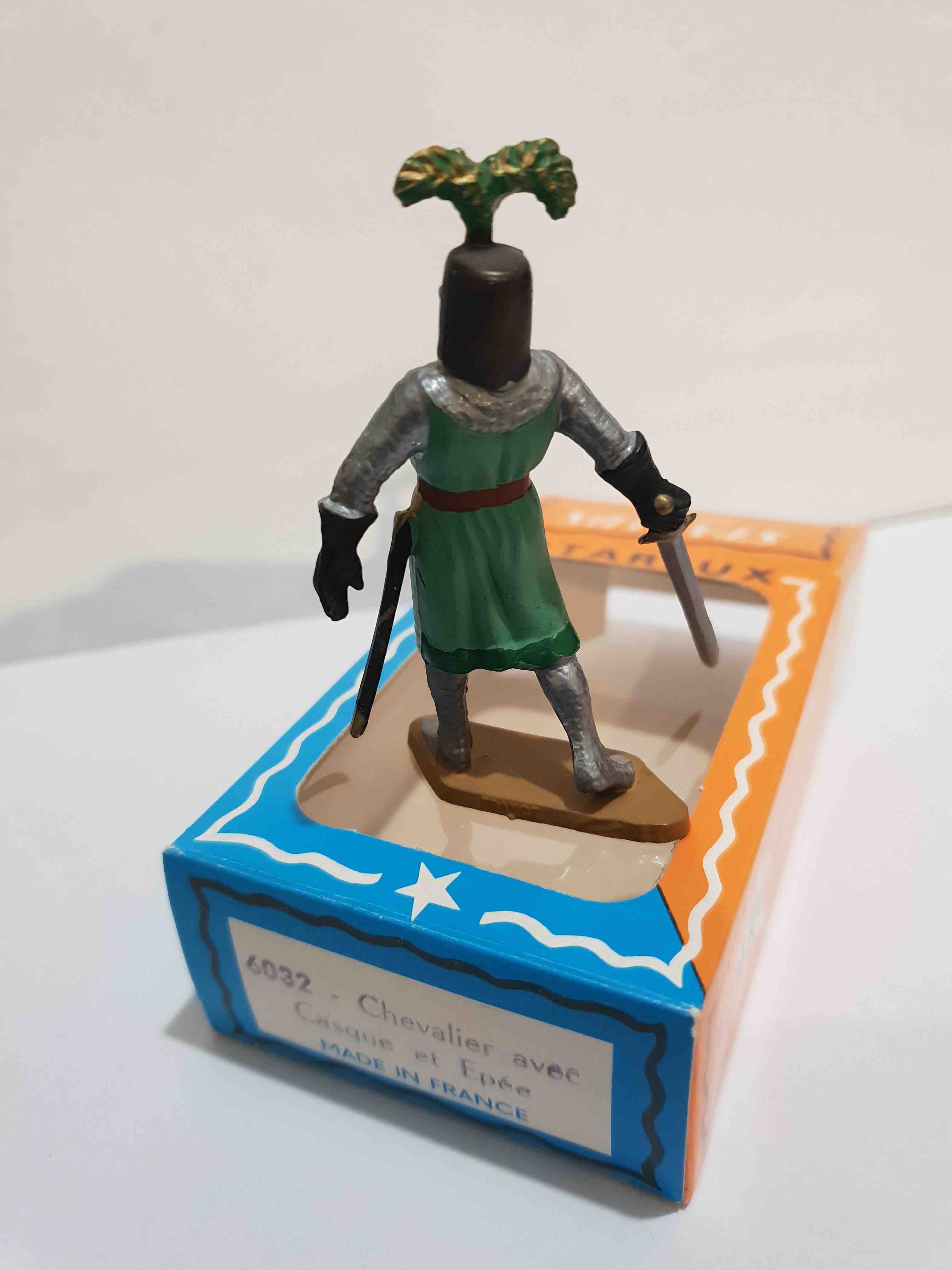 CHEVALIER AVEC CASQUE ET ÉPÉE STARLUX MOYEN AGE REF 6032