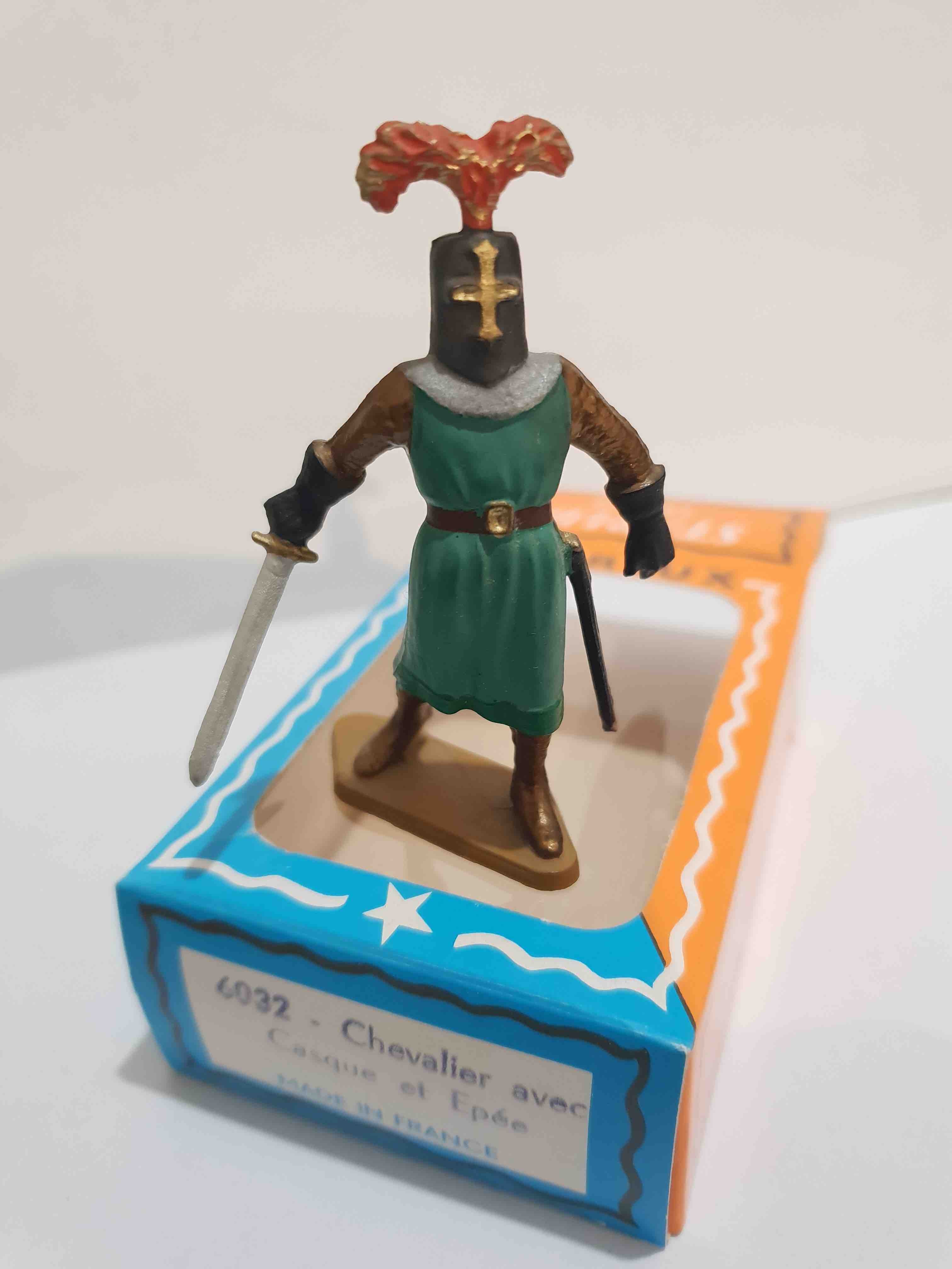 CHEVALIER AVEC CASQUE ET ÉPÉE STARLUX MOYEN AGE REF 6032