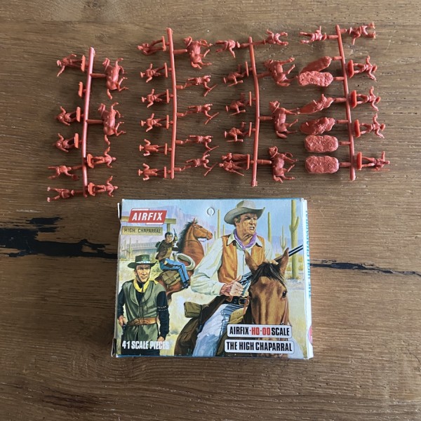THE HIGH CHAPARRAL BOITE BLEU AIRFIX S38   89 EN GRAPPE