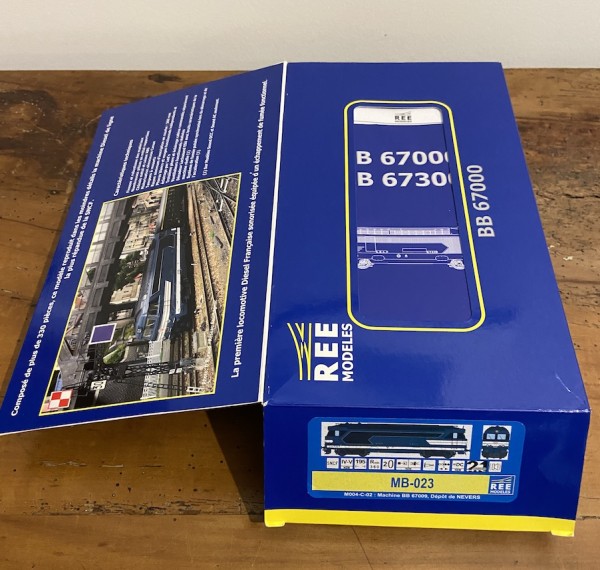 Locomotive diesel BB 67009 SNCF  bleue  Dépôt de Nevers  REE MB - 023 