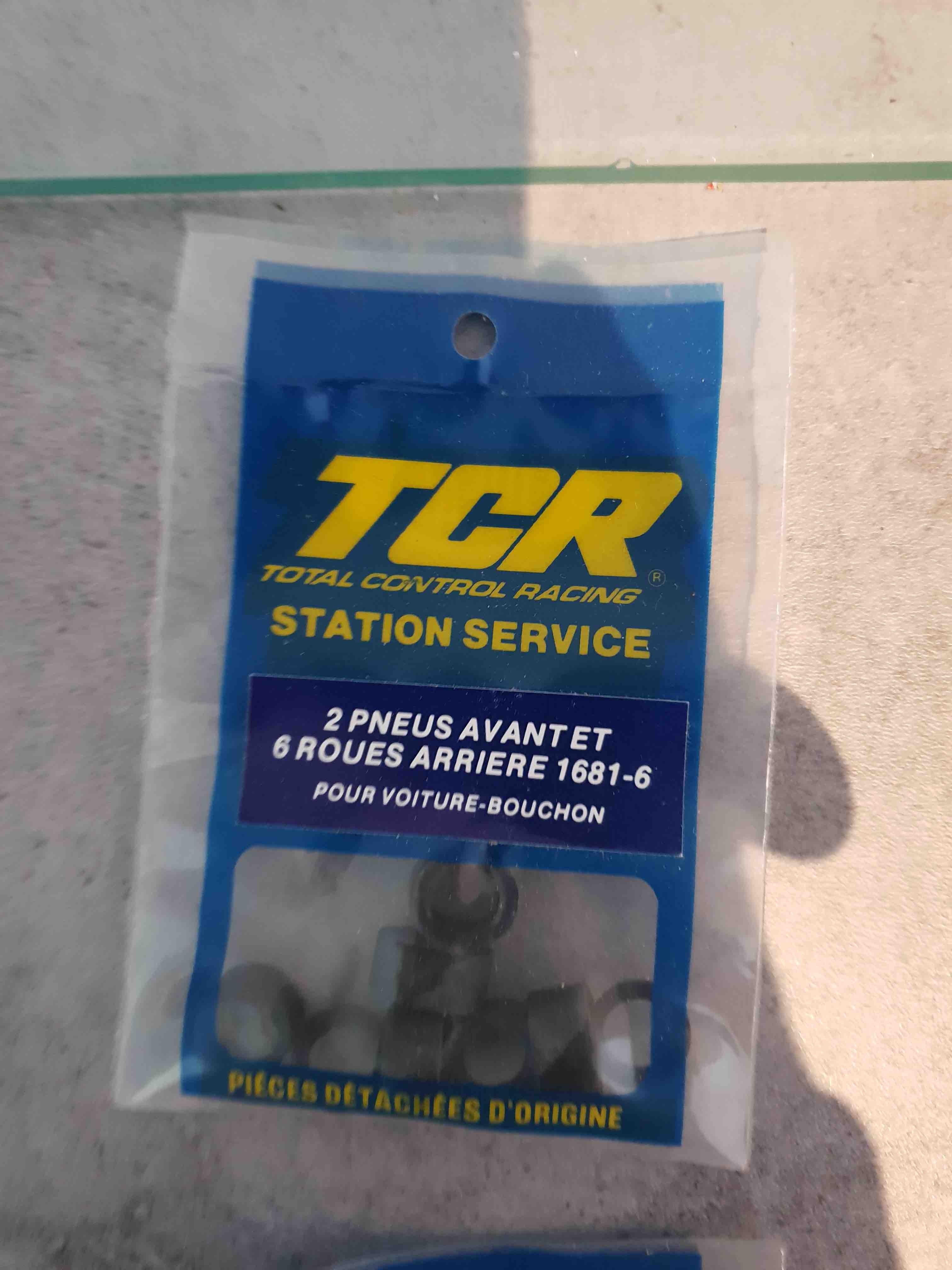TCR 2 PNEU AVANT ET 6 ROUES ARRIERE 1681-6
