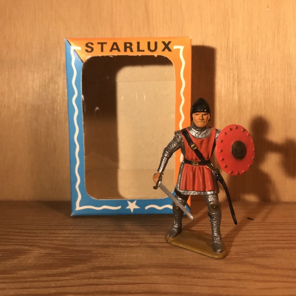 Chevalier COMBATTANT Tunique rouge AVEC BOUCLIER PIED GRIS STARLUX MOYEN ÂGE RÉF 6001