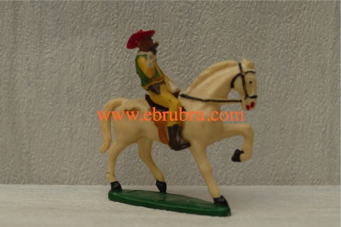 CAVALIER COWBOY TIREUR REVOLVER DEVANT JAUNE STARLUX RÉF 415