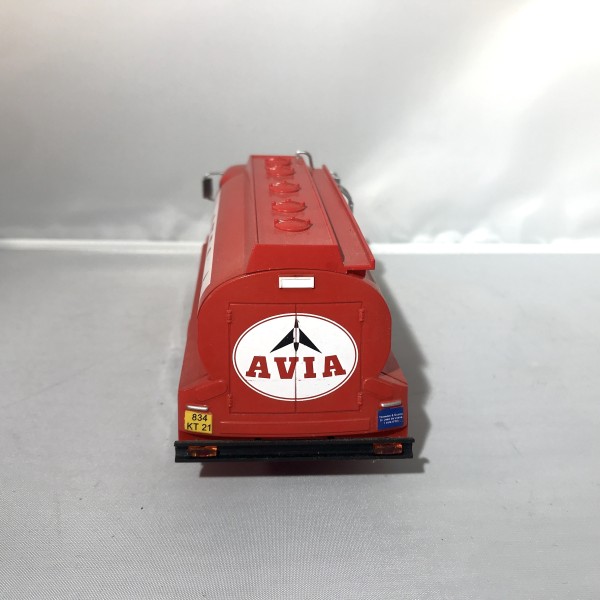 Camion citerne Avia IXO