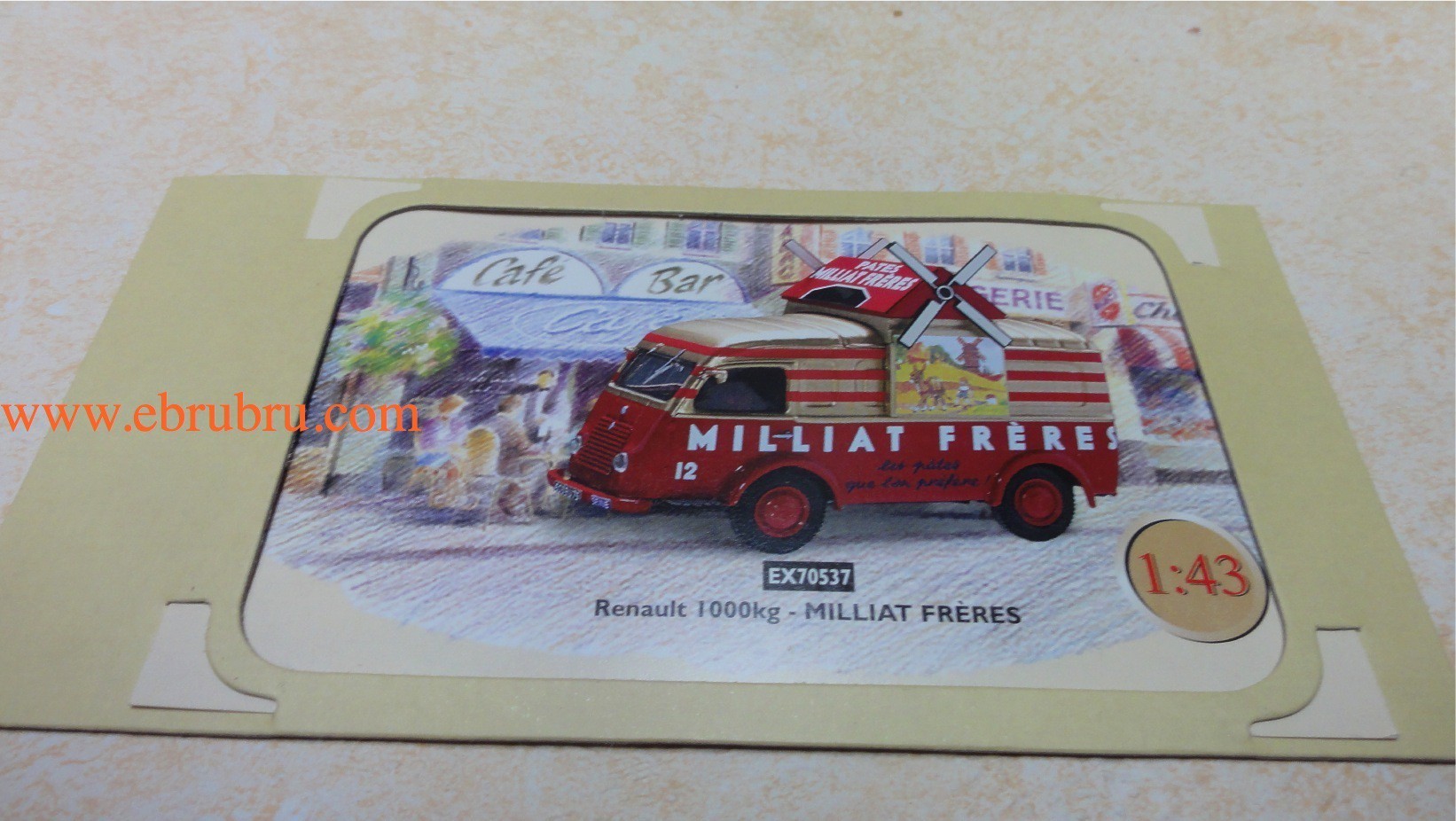 CAMION RENAULT 1000 Kg MILLIAT FRERES  Réf : EX70537 CORGI 1/43