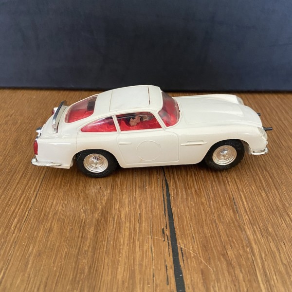 Aston Martin DB4 GT blanche James Bond 007 Scalextric C97