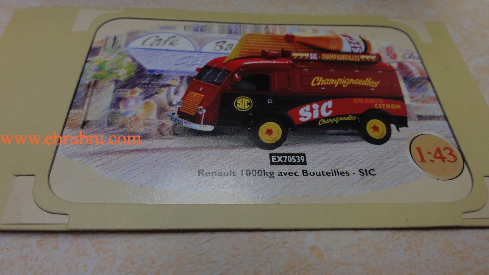 CAMION RENAULT 1000 Kg AVEC BOUTEILLES SIC Réf : EX70539 CORGI 1/43
