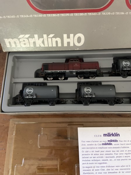 Rame de train avec  wagon-citerne EVA et locomotive diesel BR 212 DB Märklin H0 2855