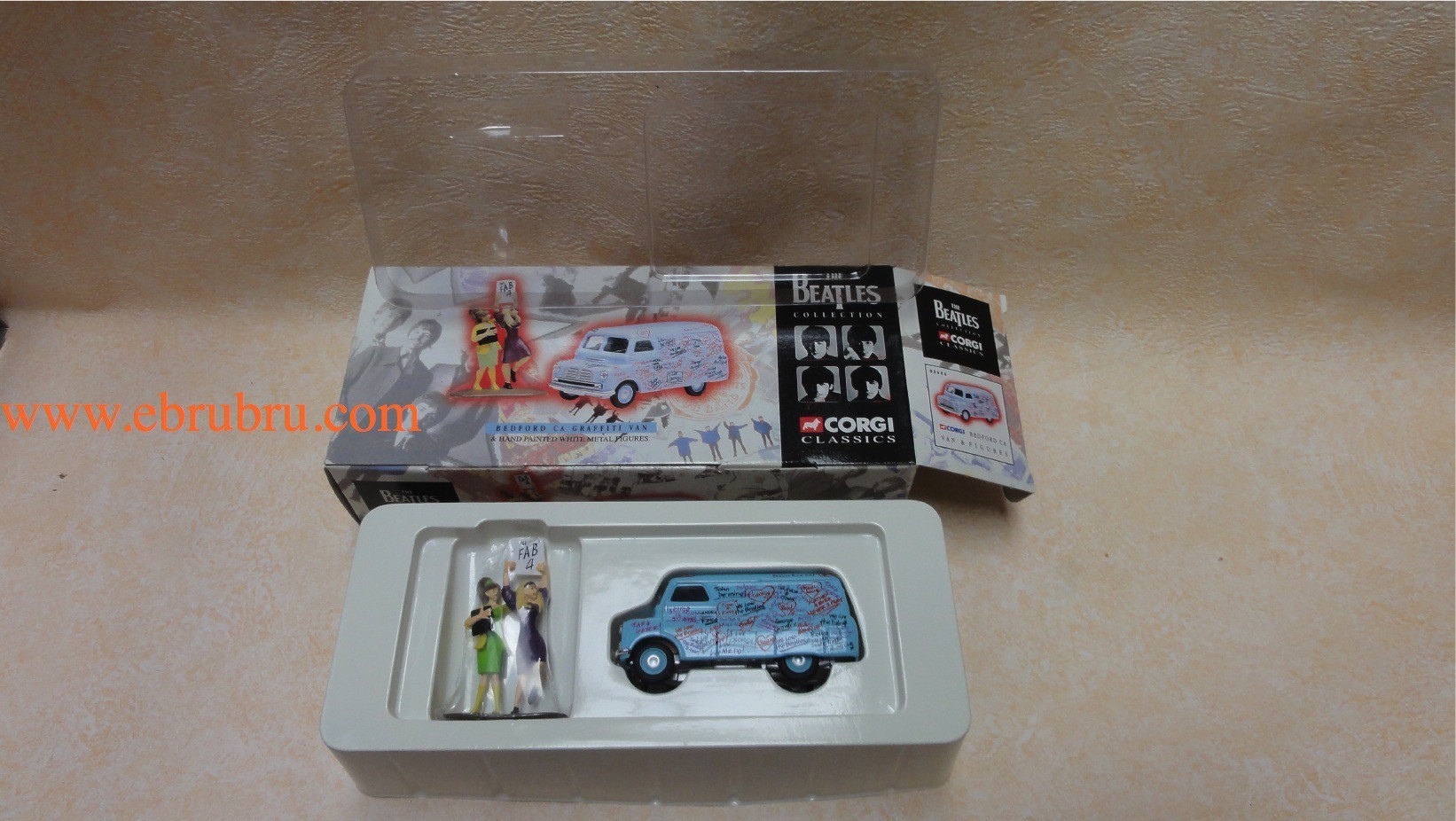 Bedford CA van & Figures Beatles  corgi classics réf 05606