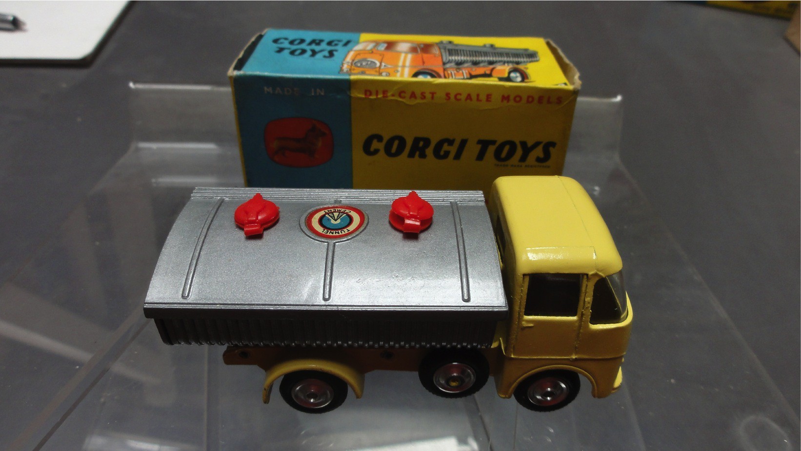 Neville cement tipper body on ERF chassis  Corgi toys ref 460