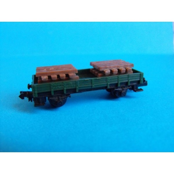 WAGON PLAT COURT AVEC CHARGEMENT DE TRAVERSES