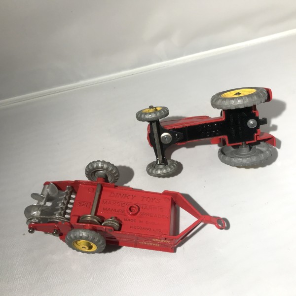 Tracteur Massey Harris 27A avec remorque épandeur 321 DINKY TOYS