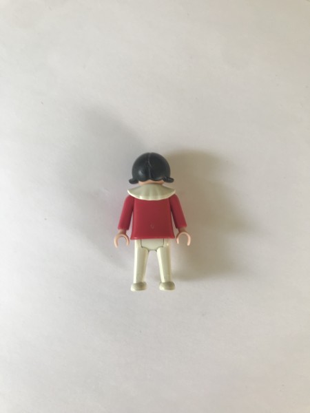 Fille brune avec une robe rose foncé et un col blanc Playmobil 5323 / 5403